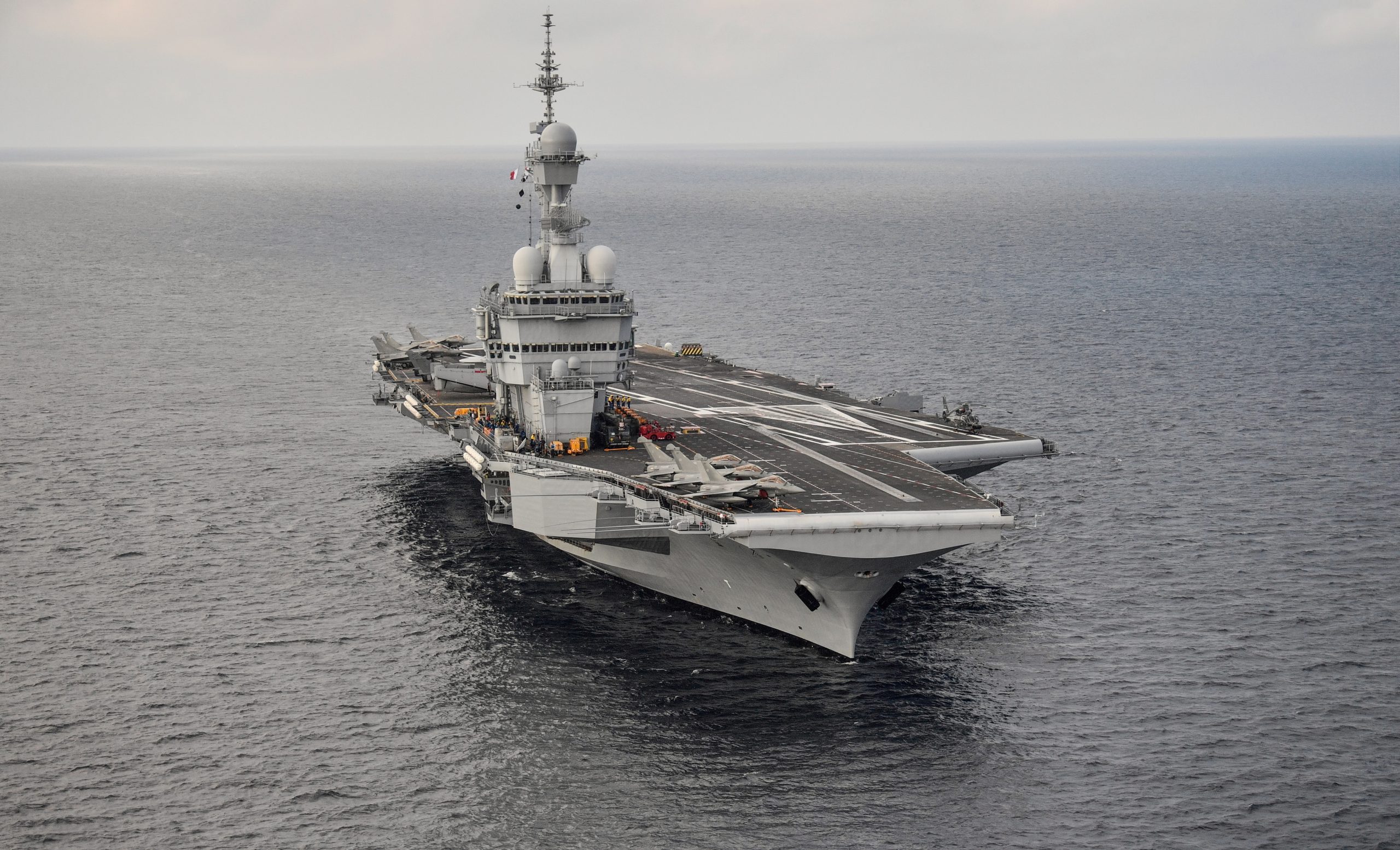 Fragata portuguesa escolta porta-aviões francês em missão no Mediterrâneo