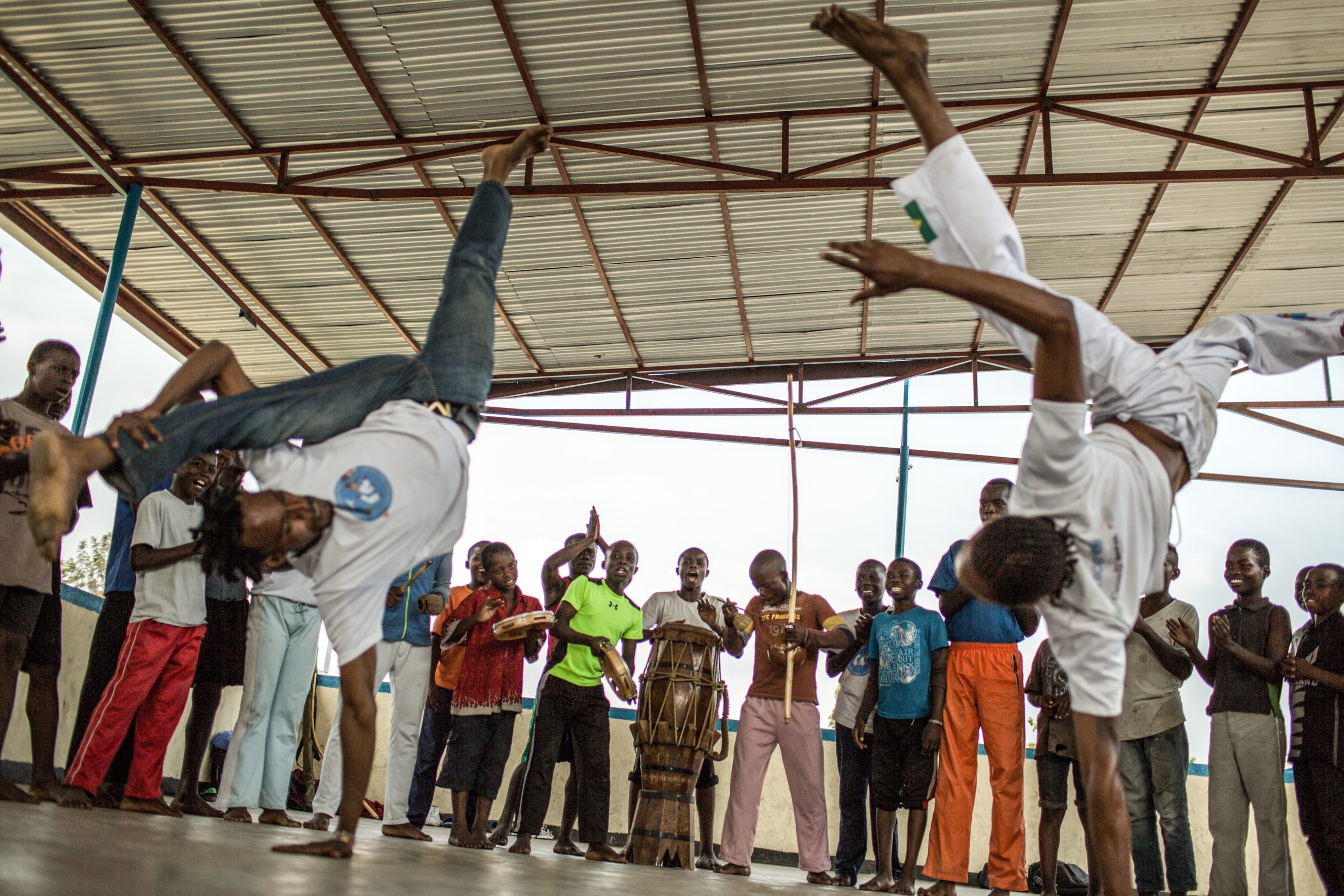 Ex-menino soldado trocou armas pela capoeira na RD Congo