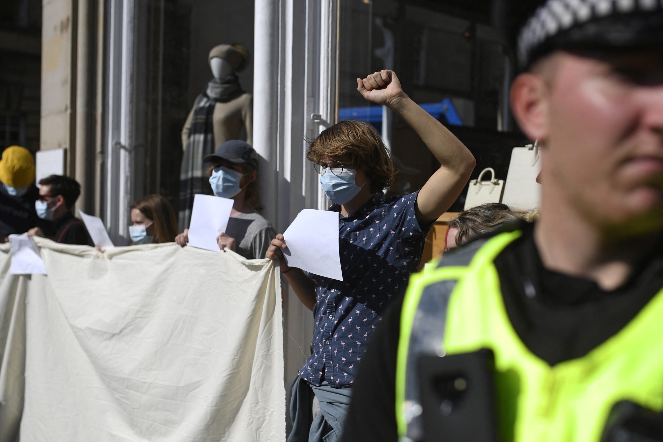 Detenções controversas levam polícia britânica a pedir aos seus agentes que respeitem protestos contra a monarquia