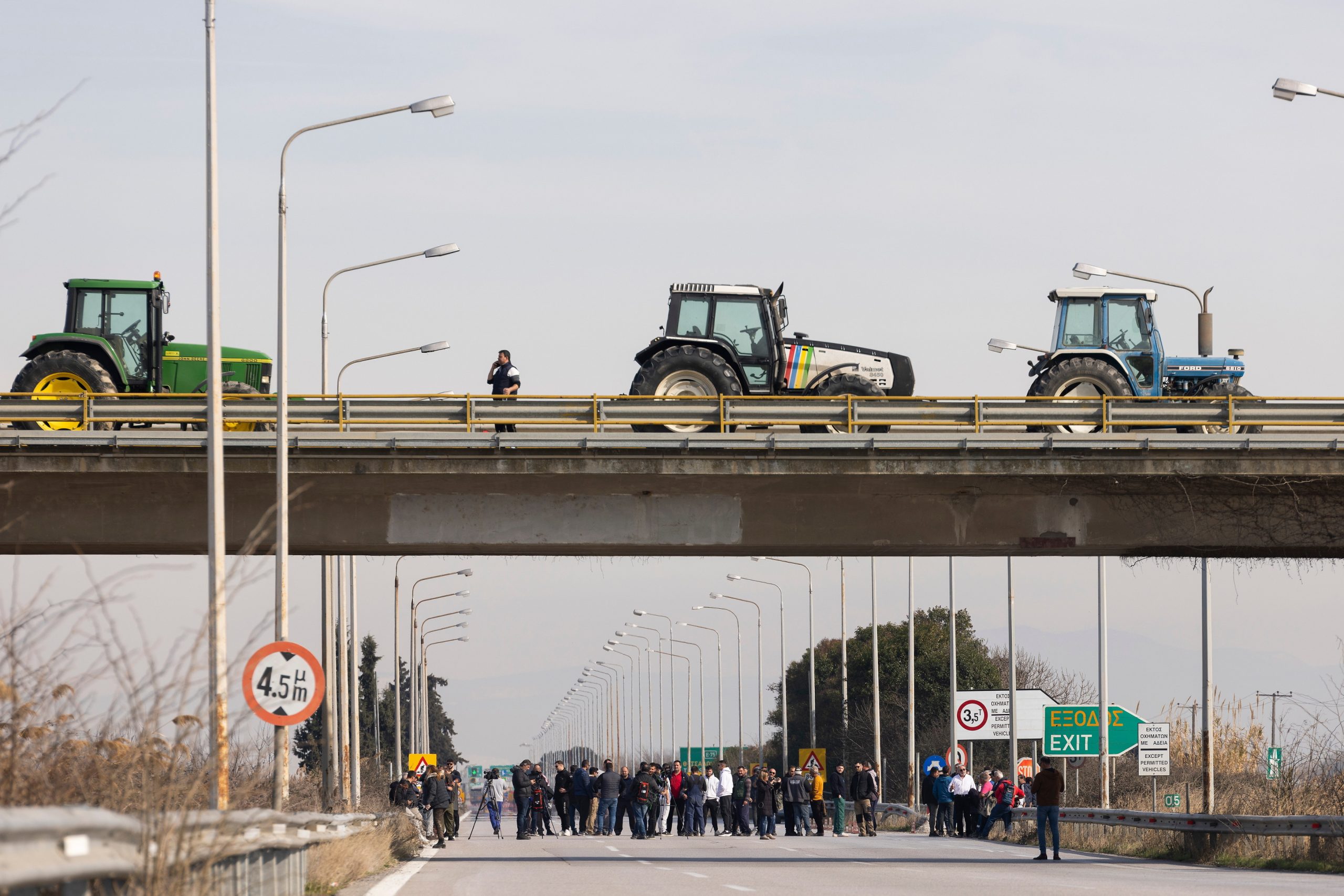 Agricultores gregos bloqueiam as principais autoestradas do país