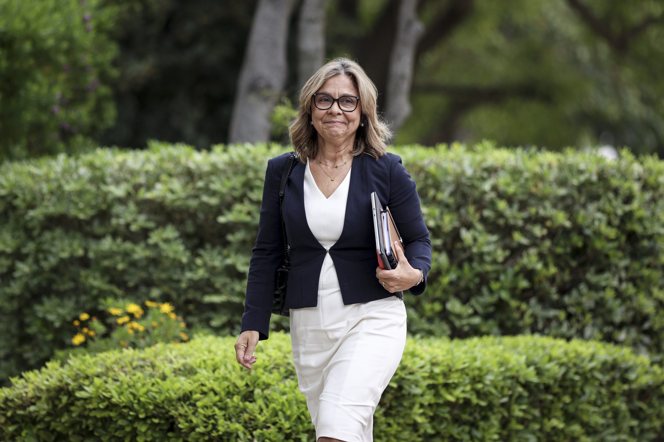 Ministra da Saúde permanece internada, motorista e assessora já tiveram alta