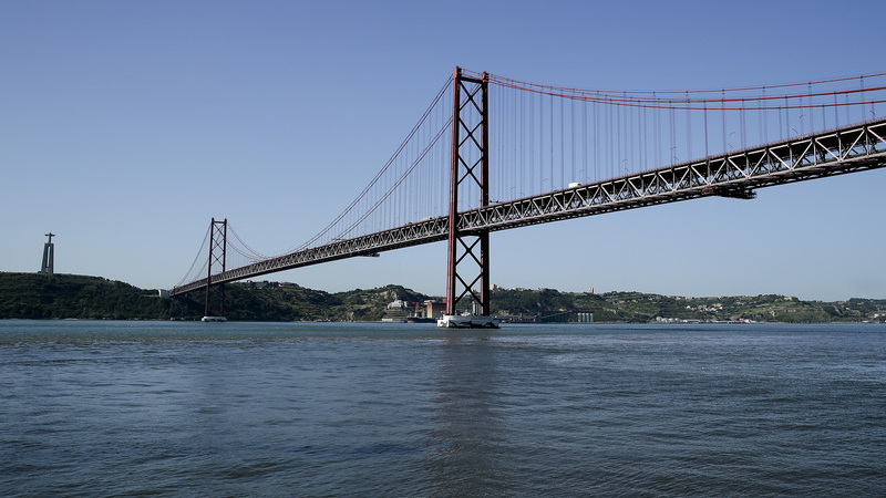 Circulação reaberta na ponte 25 de Abril após incêndio em viatura