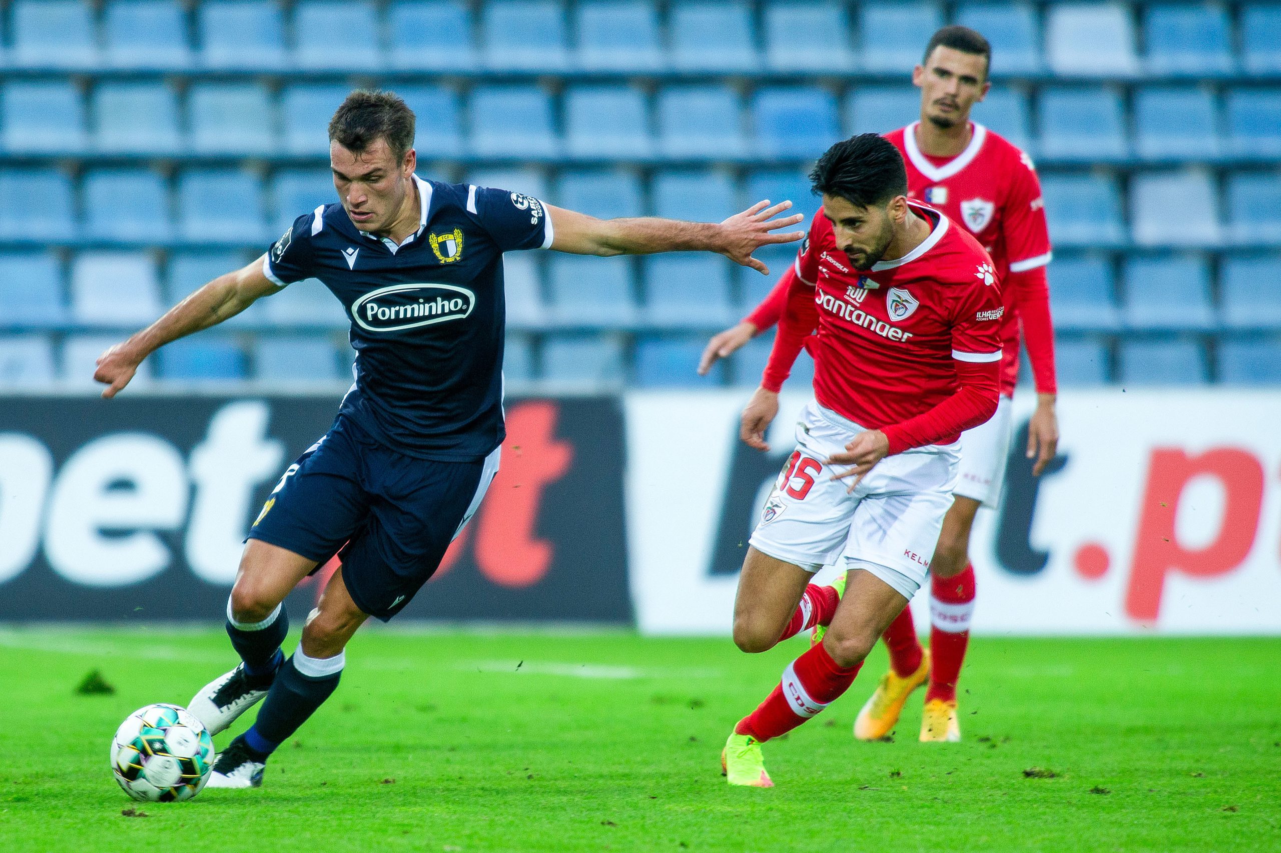Famalicão vence nos Açores e salta para o 11.º lugar da I Liga