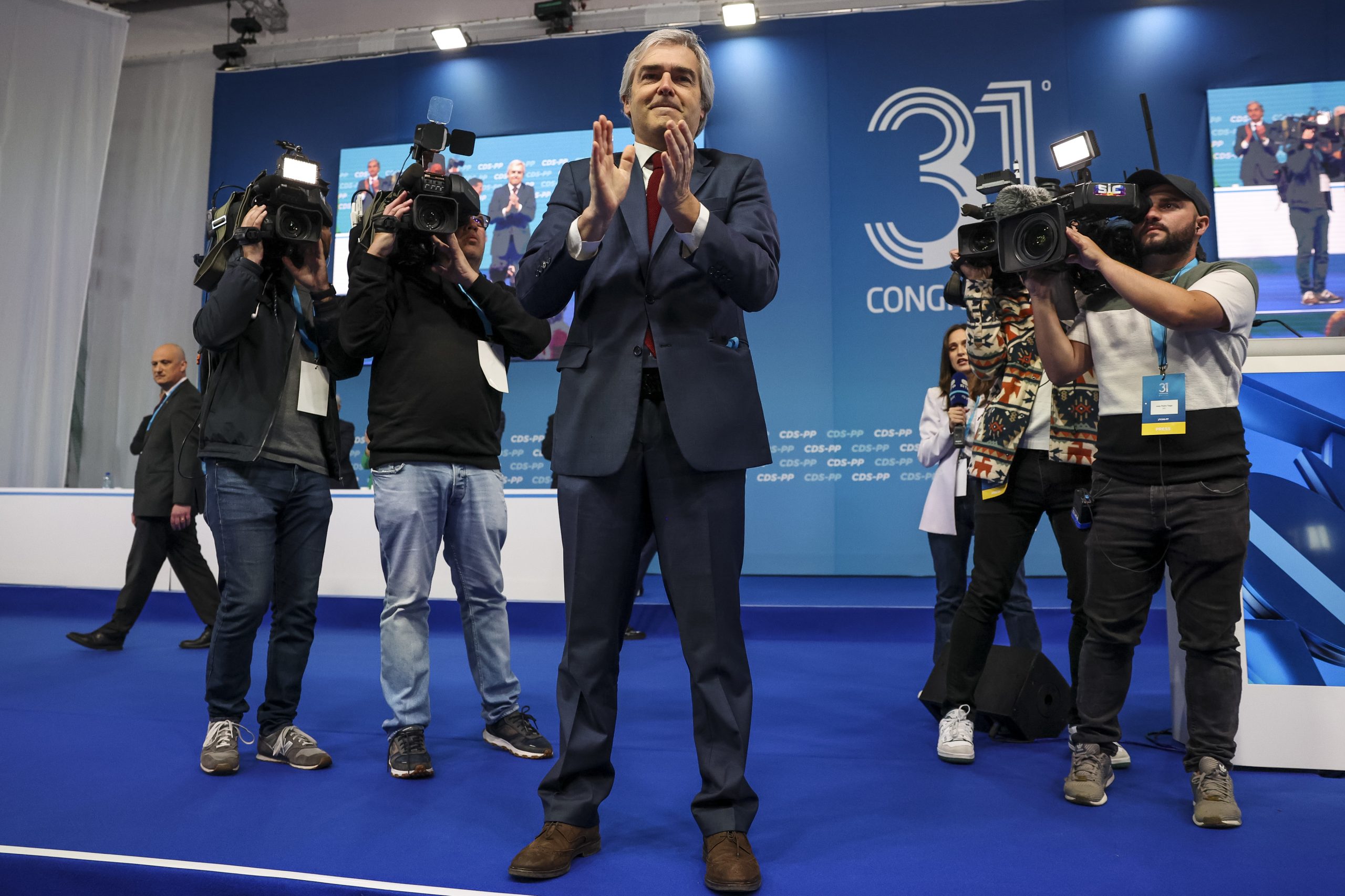 Ministro da Defesa nega medida para recrutar jovens delinquentes e está disponível para ir à AR