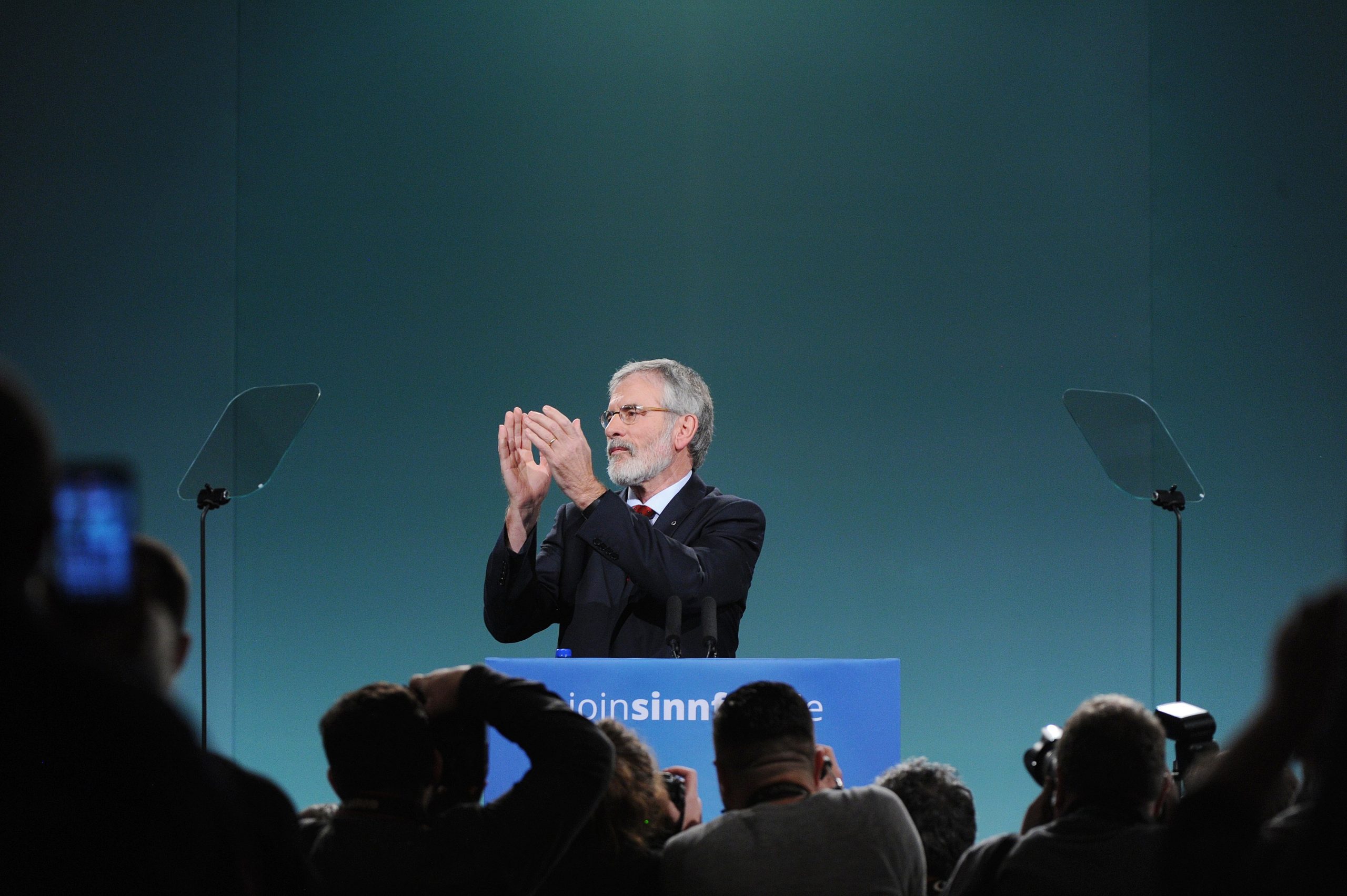 Irlanda. Gerry Adams anuncia que deixará presidência do Sinn Féin em 2018