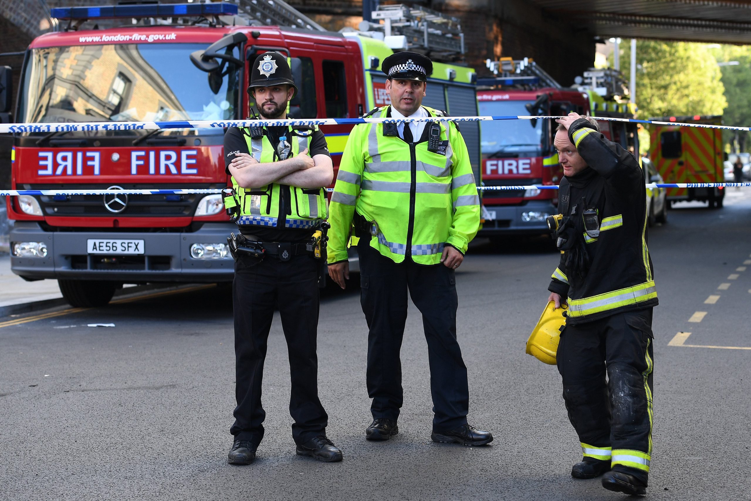 Bombeiros dão por controlado incêndio em prédio de doze andares em Manchester