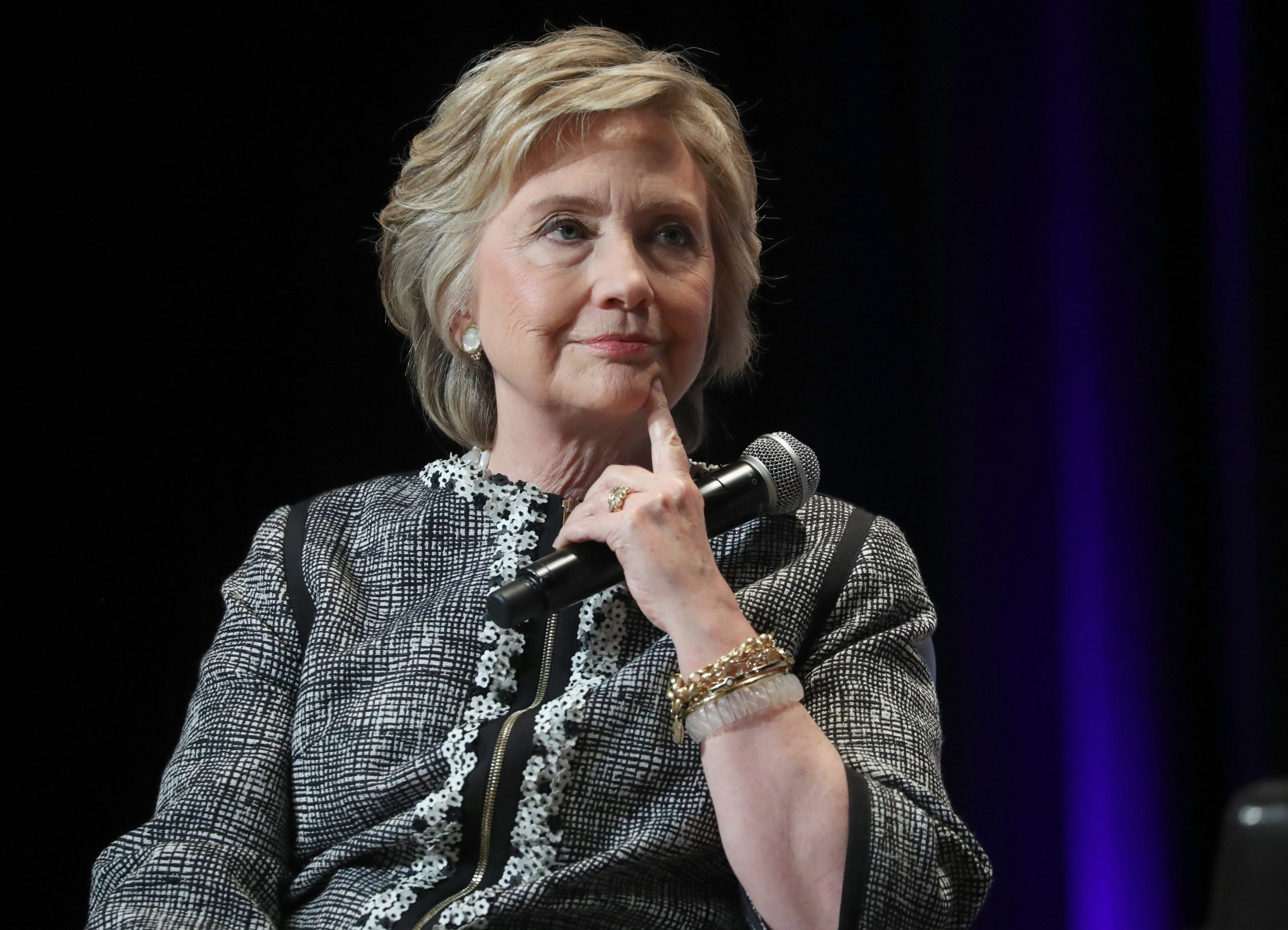 Clinton diz que ameaça de Trump sobre acordo nuclear com Irão é “perigosa”