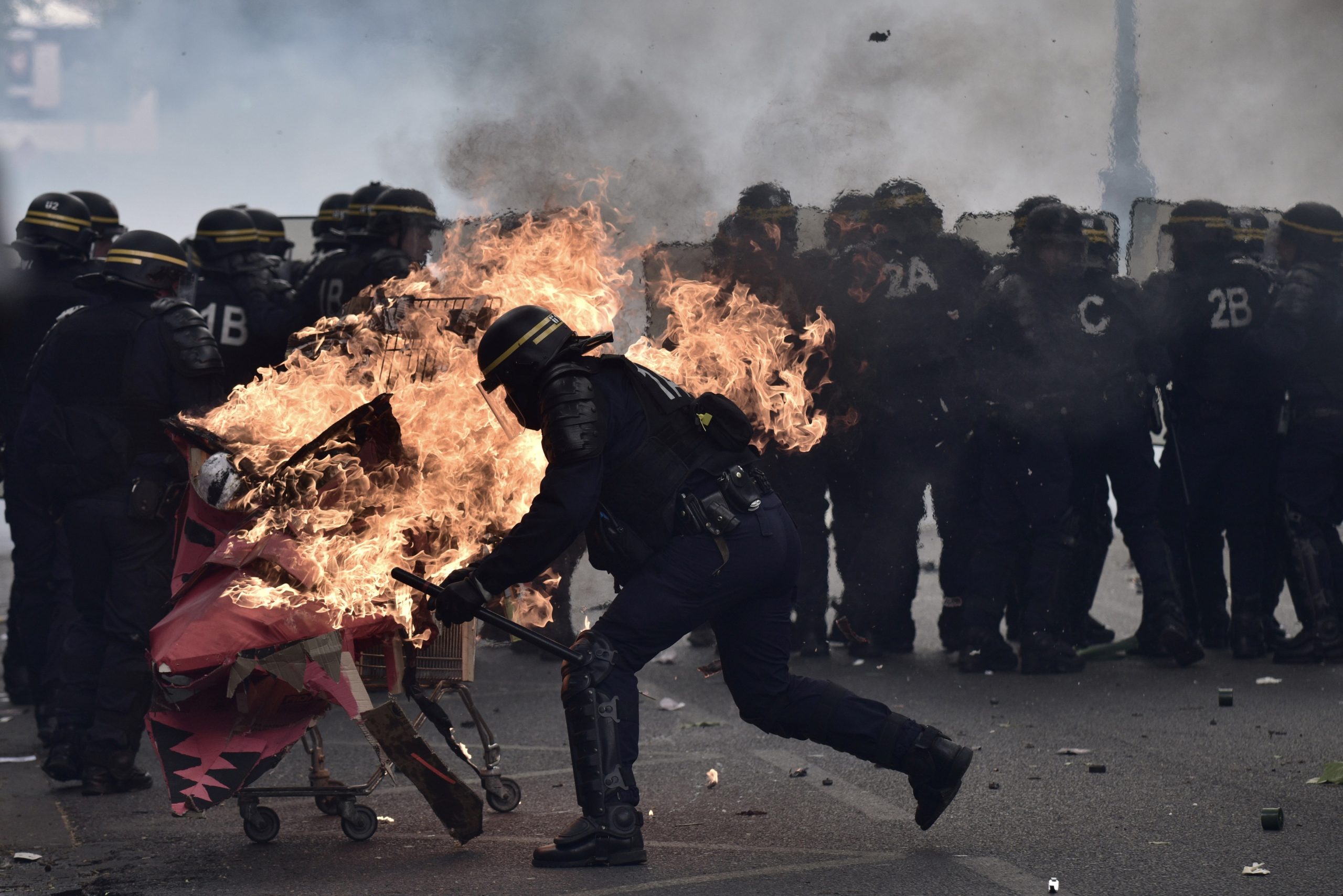 1º de Maio: Pelo menos três polícias feridos em confrontos no desfile em Paris