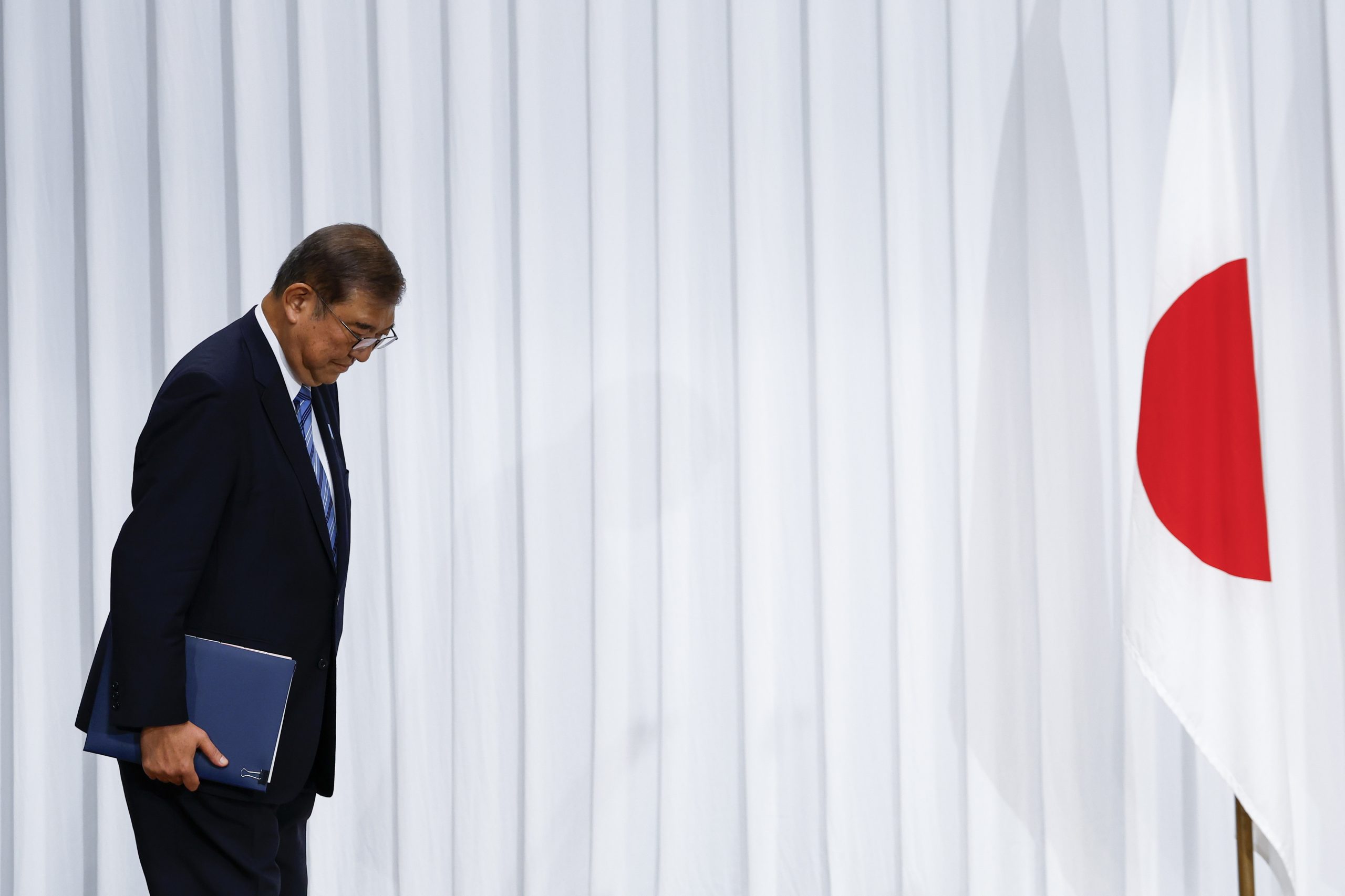 Partido no poder no Japão perde maioria nas eleições