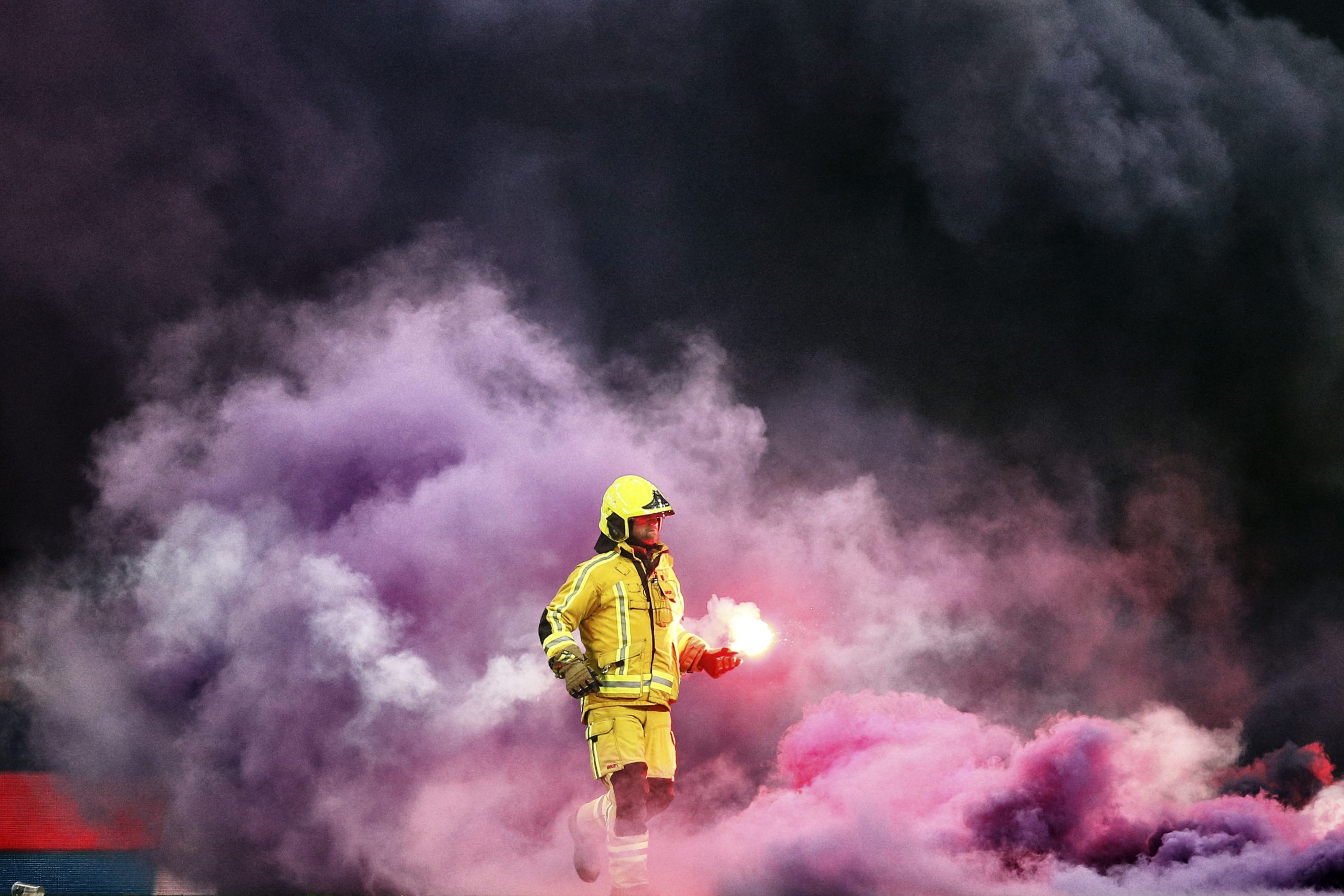 Clássico Standard-Anderlecht suspenso por comportamento incorreto dos adeptos