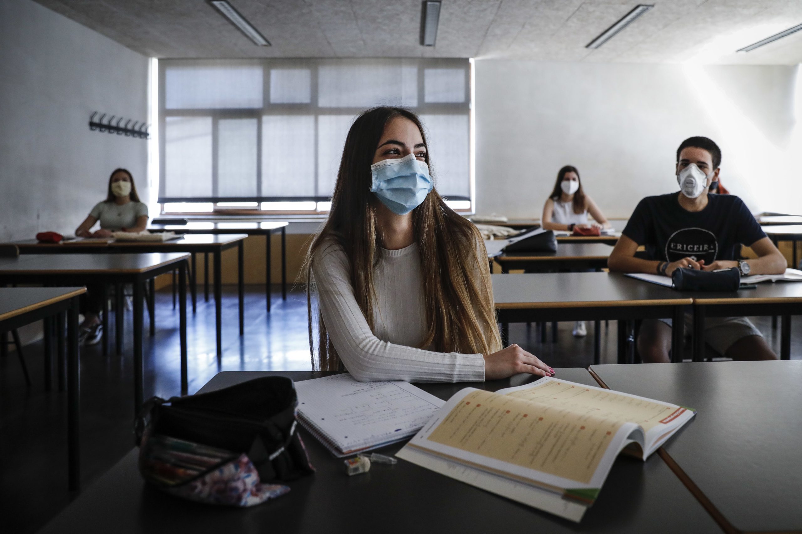 Covid-19: Centro europeu de doenças diz que fechar escolas deve ser última medida a adotar