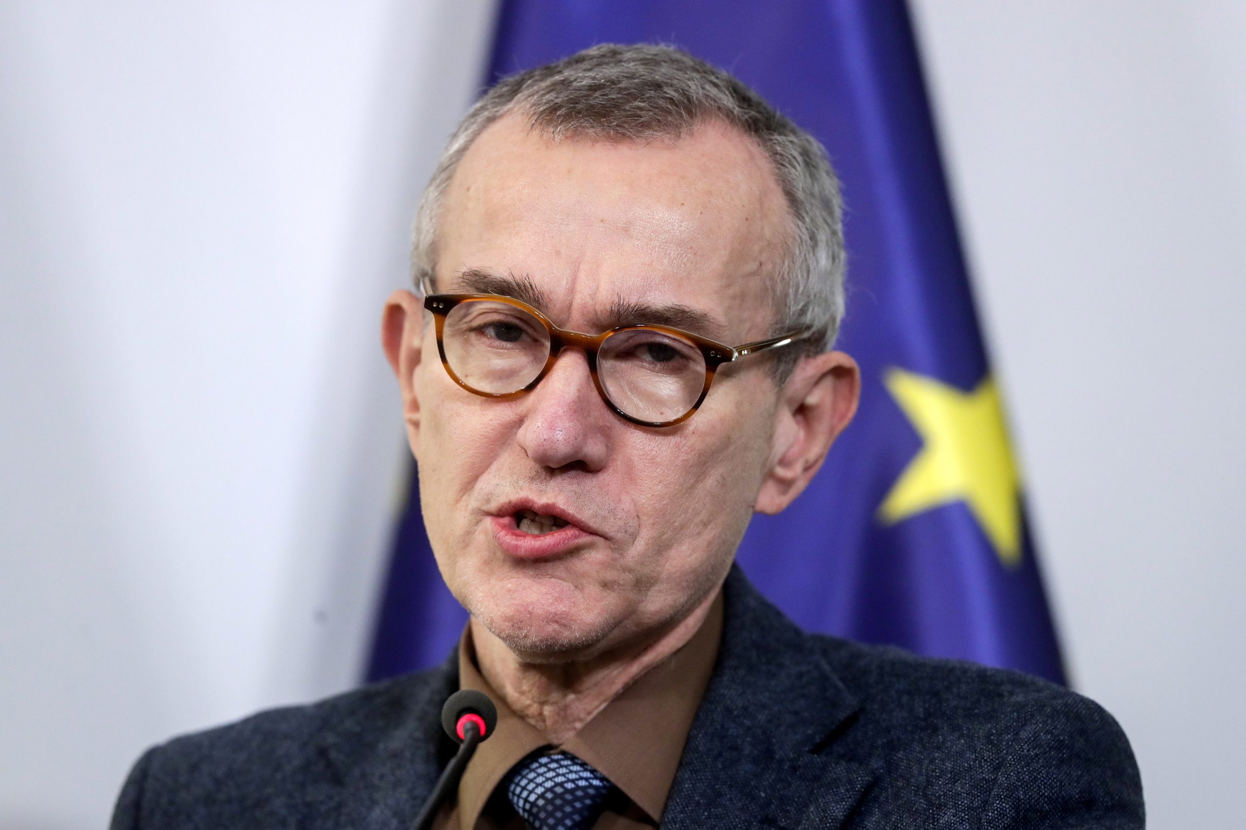 Vacina da AstraZeneca não será administrada a maiores de 55 na Bélgica