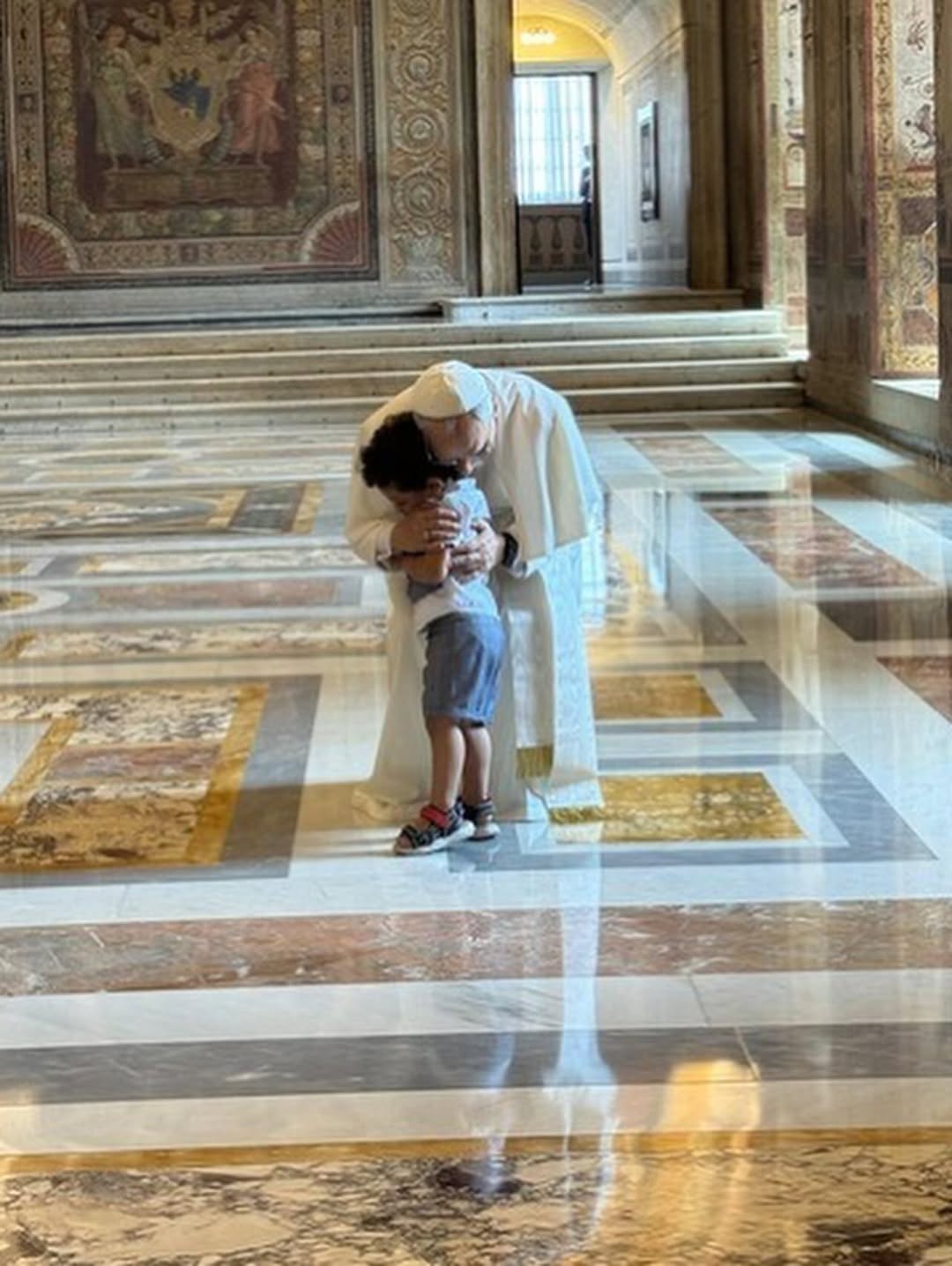“Um abraço inesperado…” . O gesto de uma criança que tocou o coração do Papa