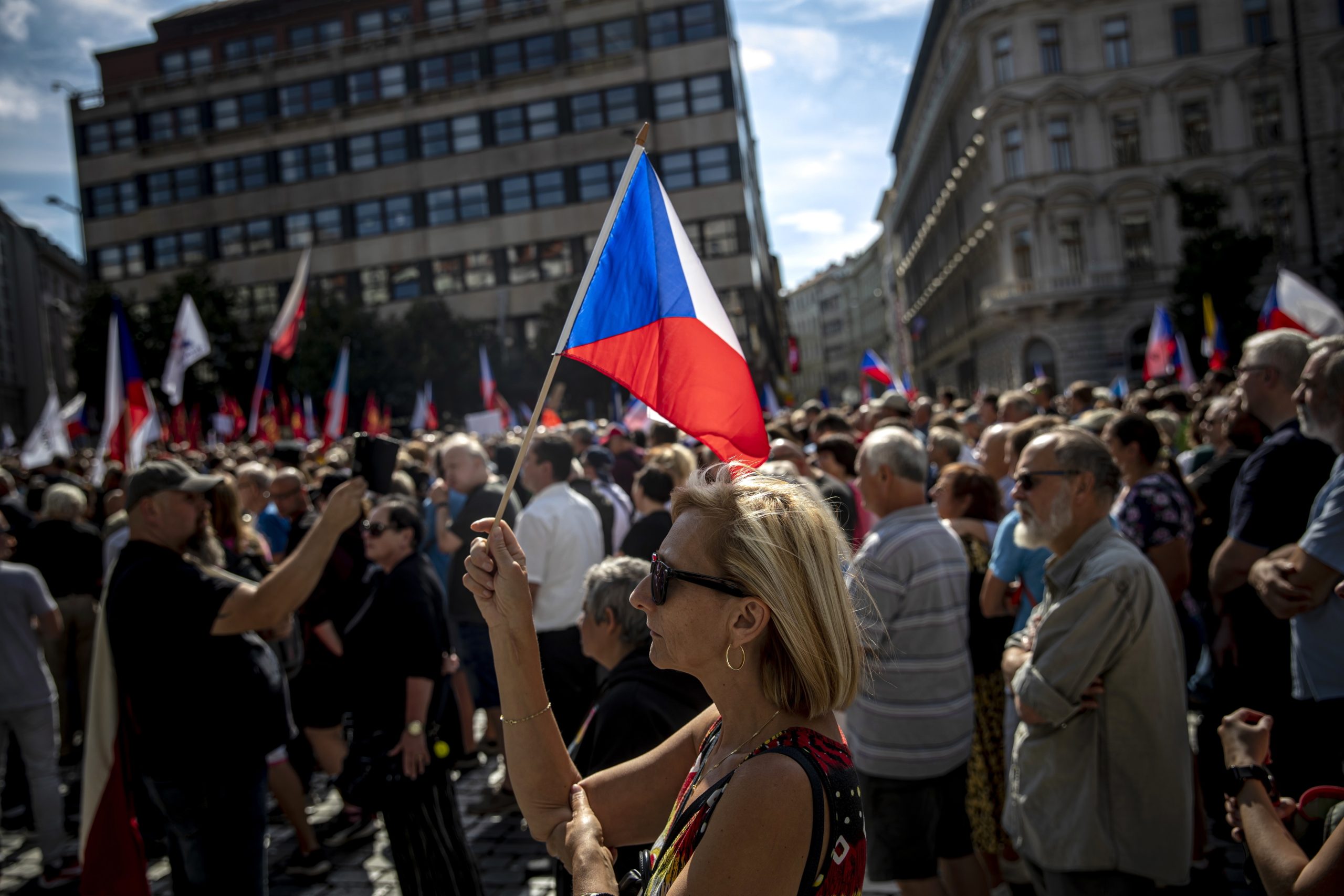 Milhares de pessoas protestam em Praga contra política de proteção à Ucrânia