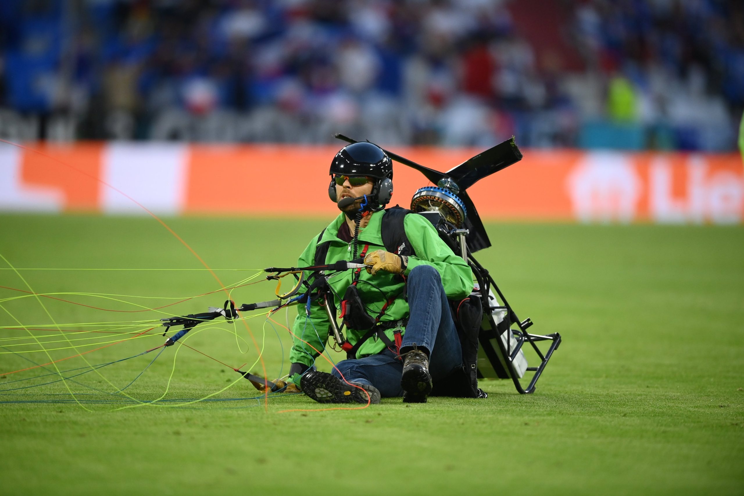 Euro2020: Ativista da Greenpeace cai no relvado antes do início do França-Alemanha