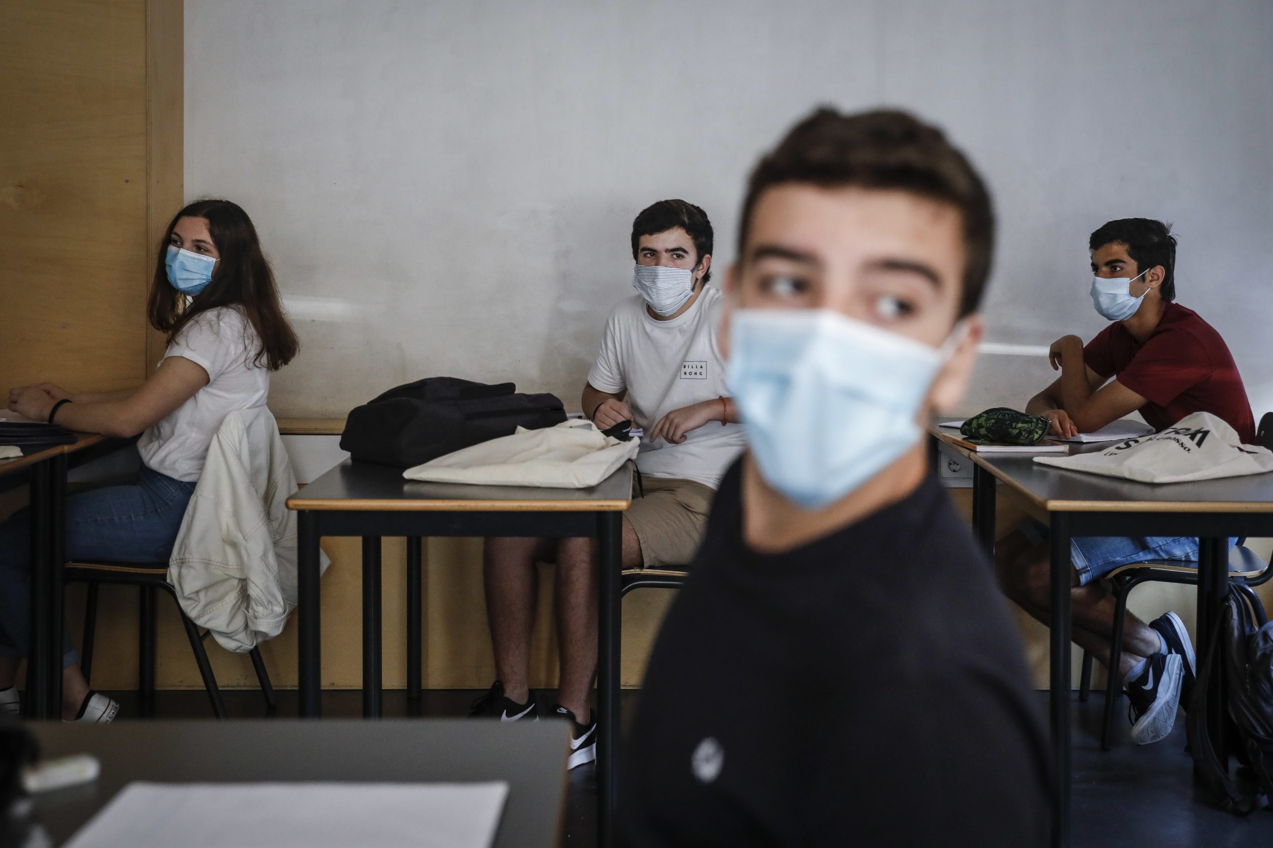 Covid-19: “Não podemos ficar o resto da vida fechados em casa”. Novo desconfinamento começou com mensagem contraditória