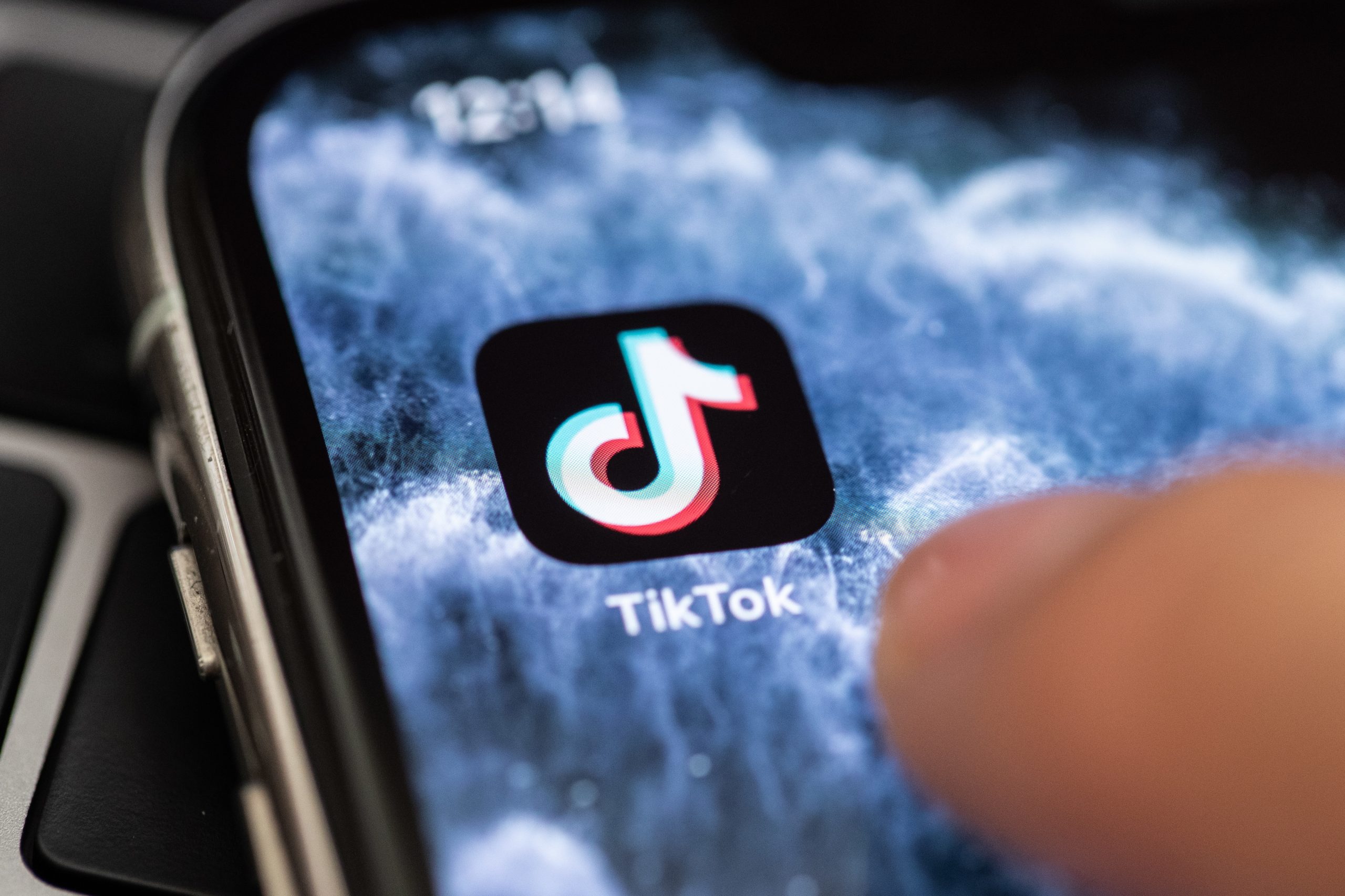 TikTok está a colaborar com autoridades sobre vídeo de alegada violação em Loures