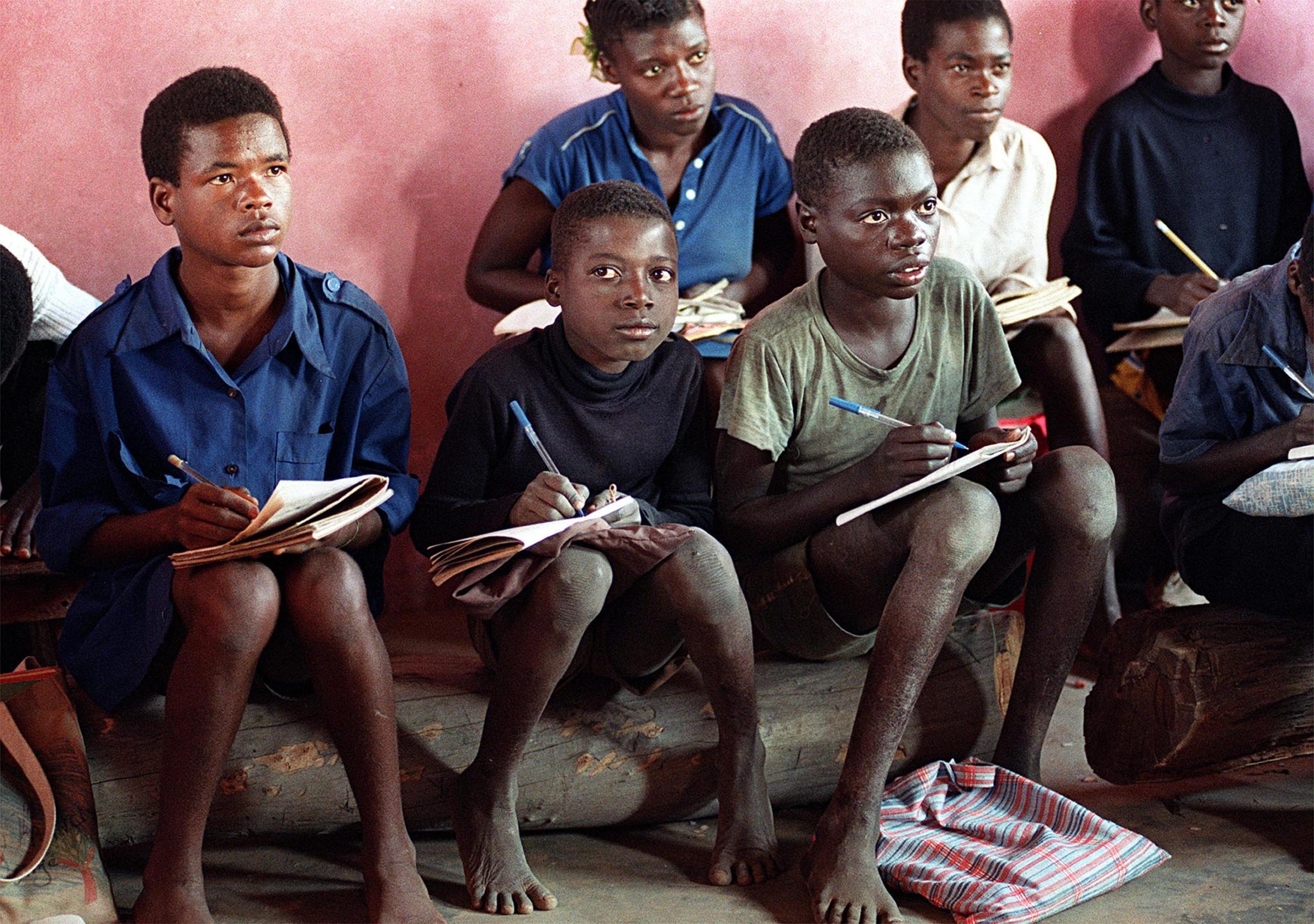 Nesta escola primária de Luanda, os apontamentos são tirados com os cadernos apoiados nos joelhos