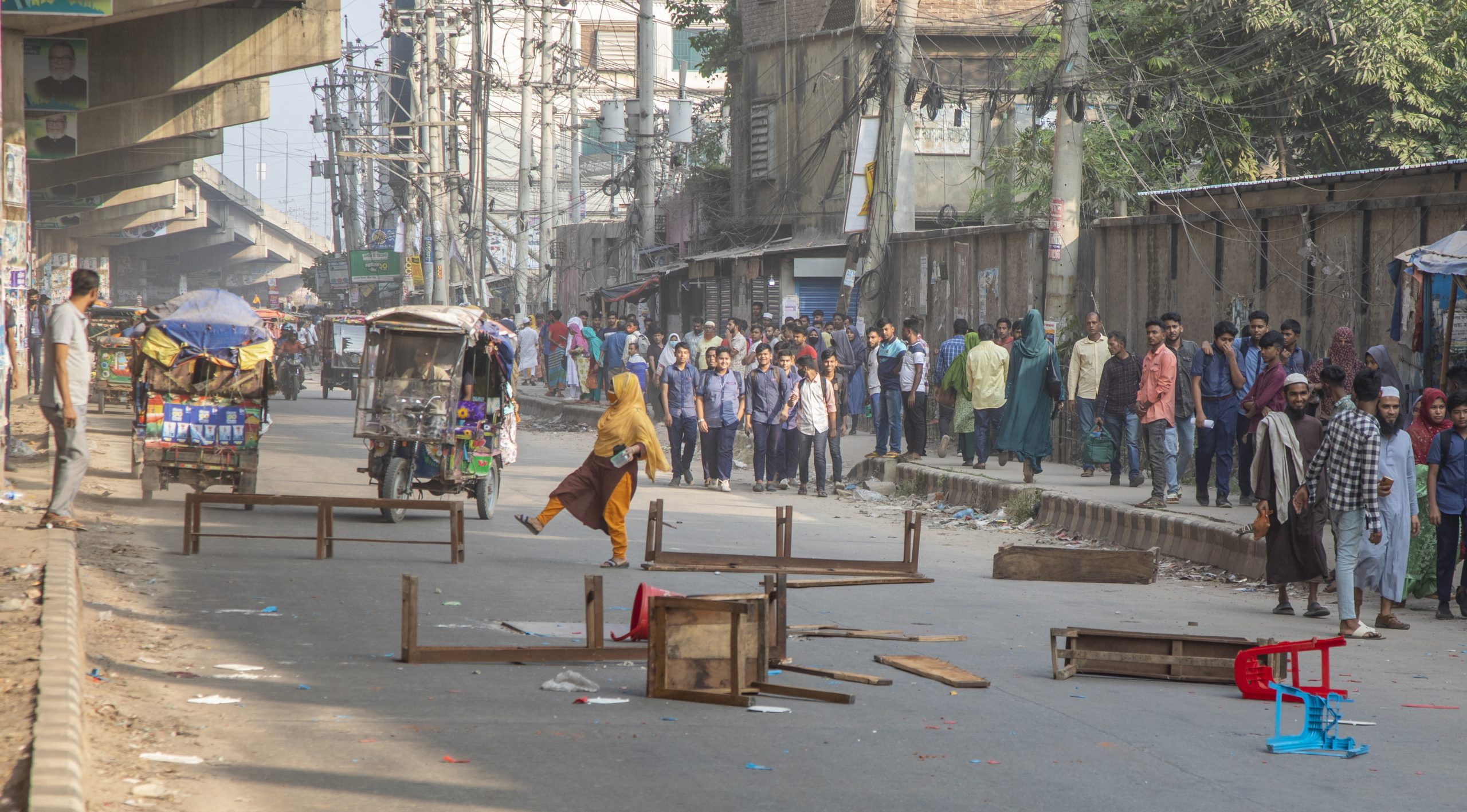 Fabricantes de vestuário no Bangladesh fecham fábricas temendo protestos dos trabalhadores