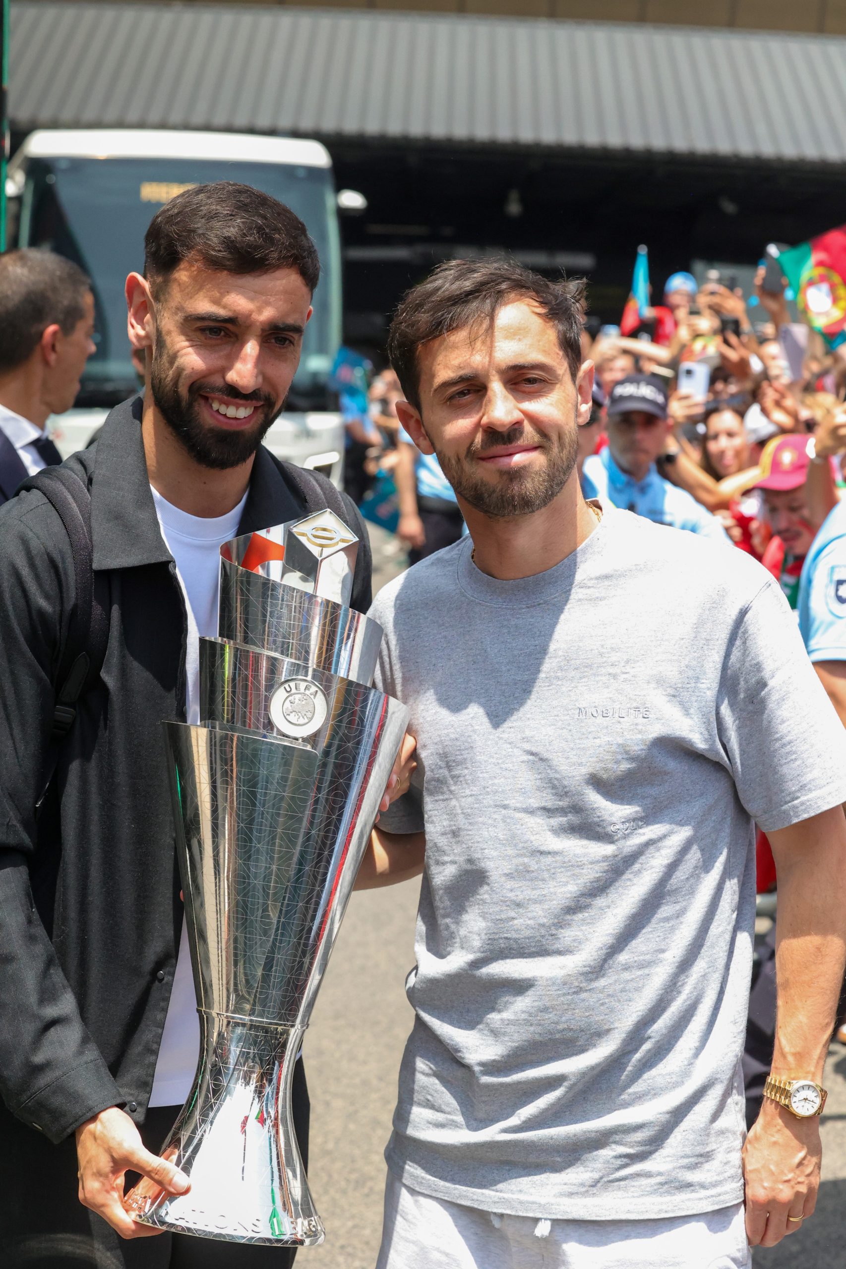 Seleção nacional chegou a Lisboa com a Taça da Liga das Nações e foi recebida por centenas