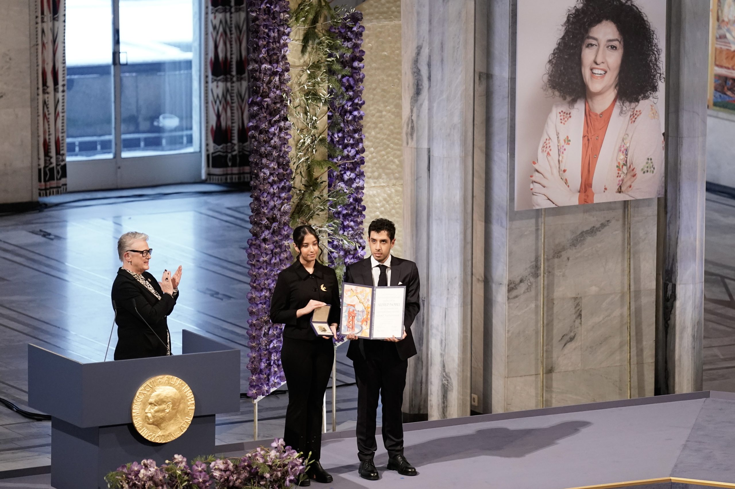 Uma cadeira vazia: filhos de Narges Mohammadi recebem por ela Prémio Nobel da Paz