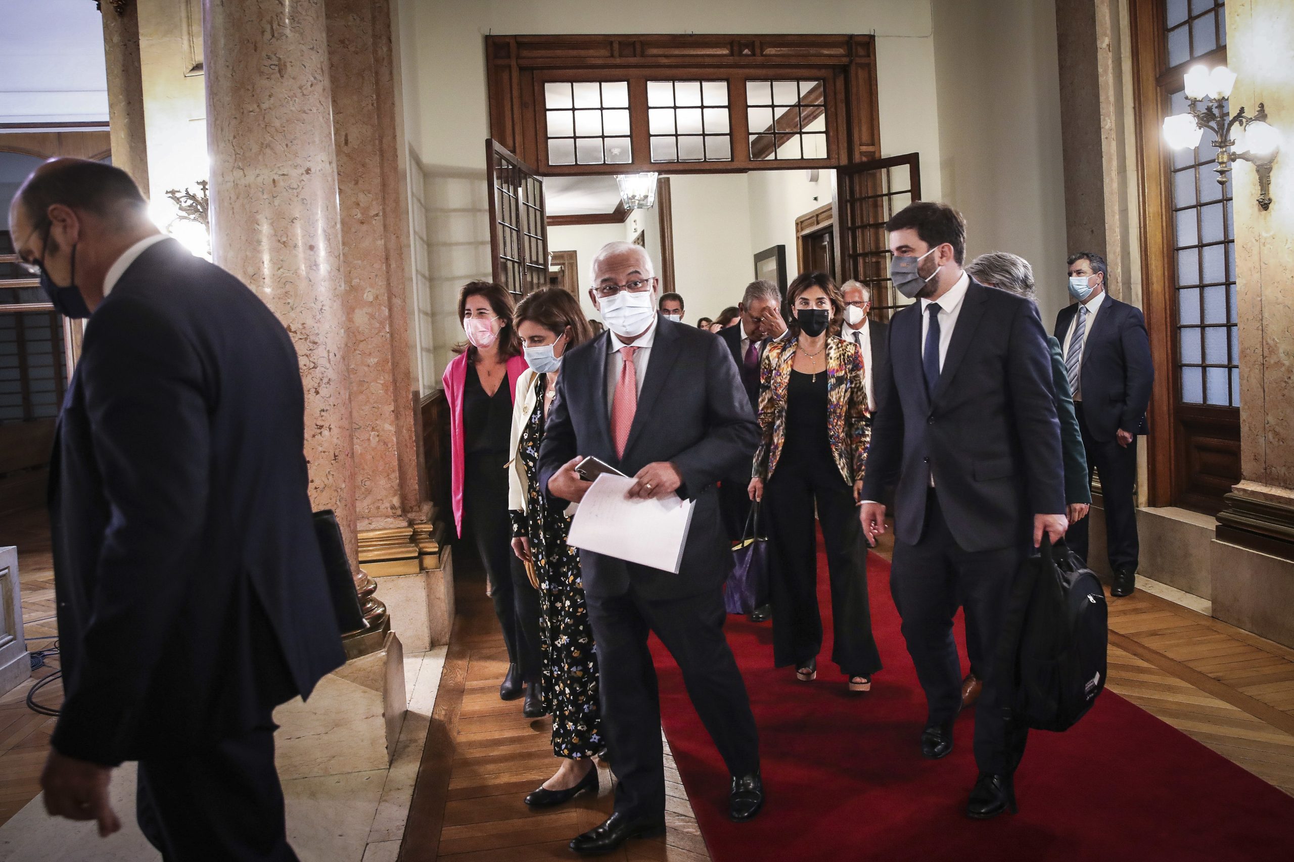 Orçamento do Estado chumbado. Costa não conseguiu convencer o parlamento e o país fica com o futuro em crise