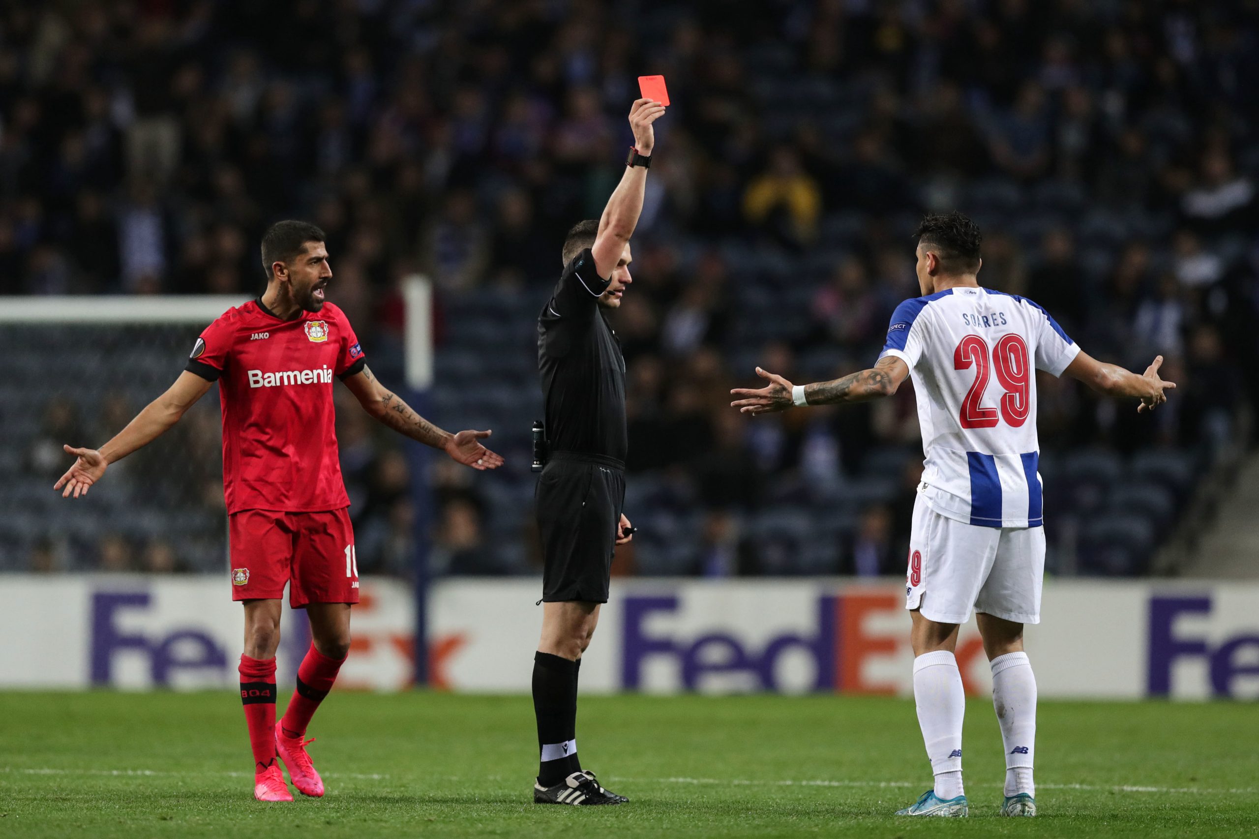 UEFA rejeita recurso do FC Porto e mantém três jogos de castigo a Tiquinho Soares