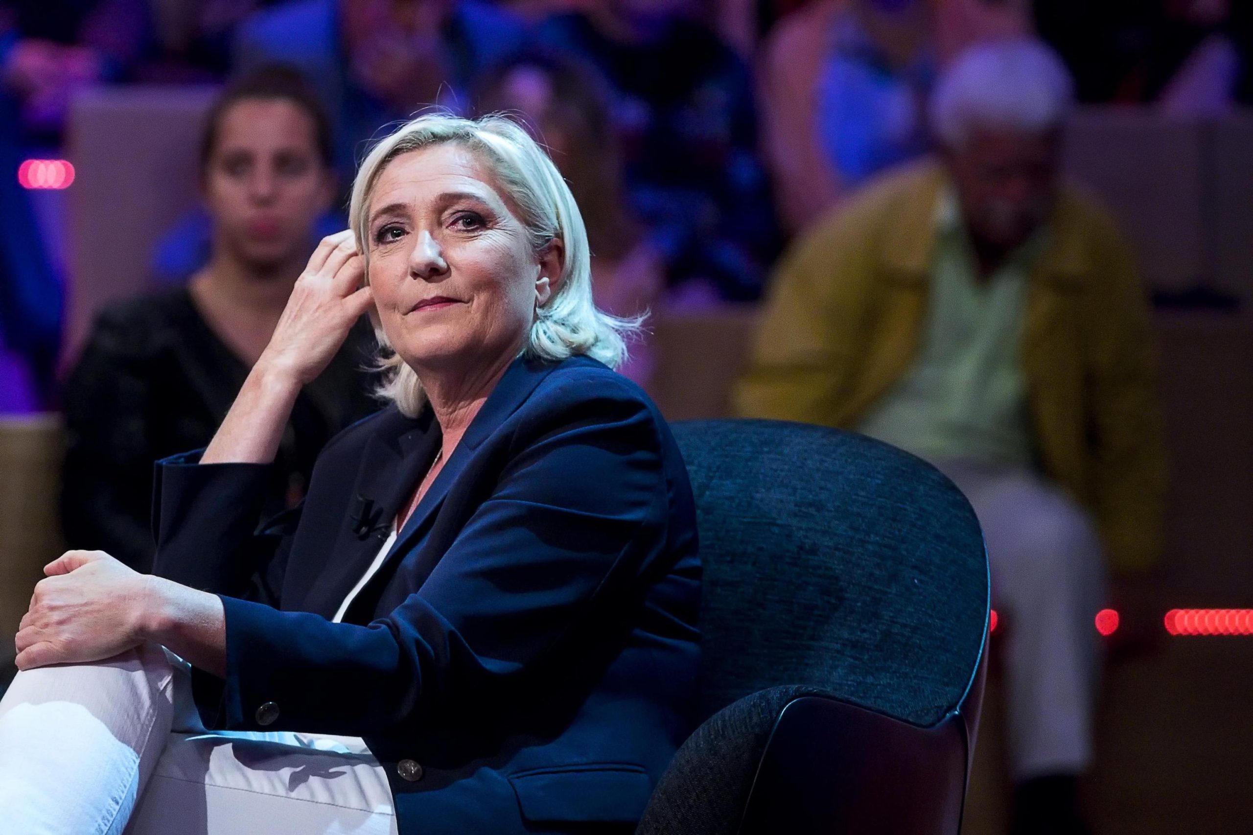 Marine Le Pen pede que “coletes amarelos” sejam autorizados a manifestar-se em Paris