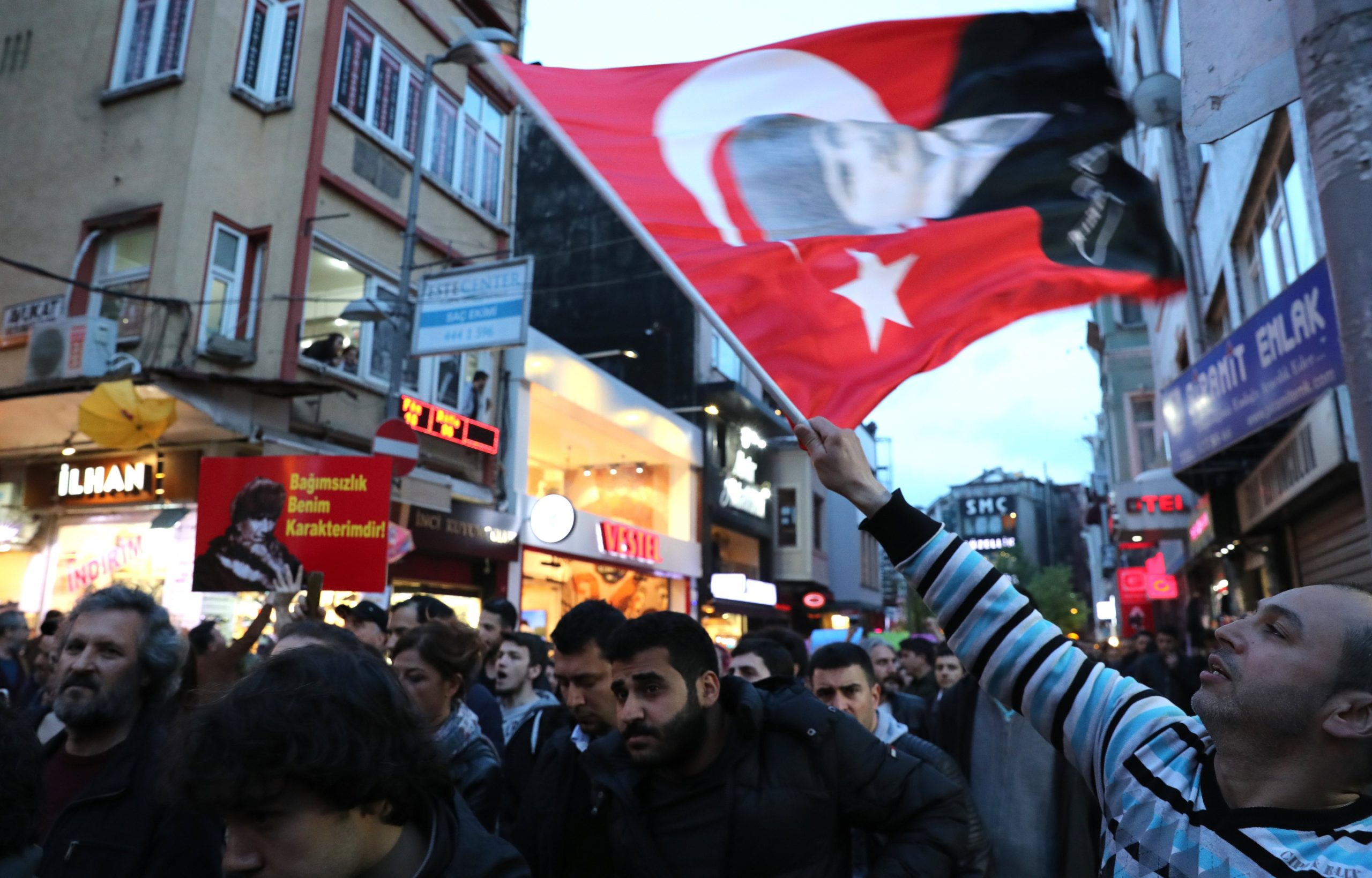 Centenas de milhares de pessoas no final da marcha pela justiça na Turquia. “Derrubaremos os muros do medo”