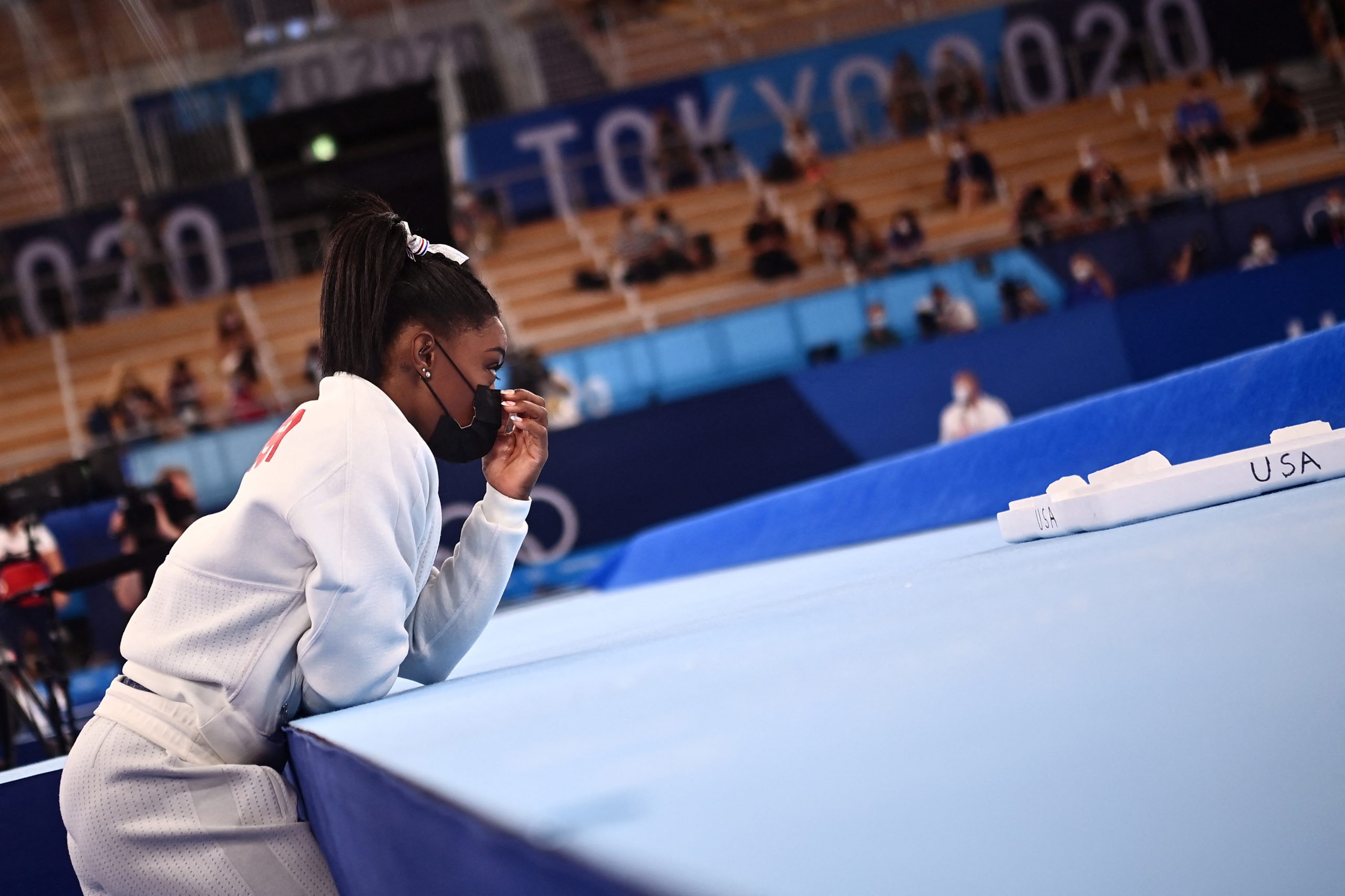 Simone Biles desiste de mais uma final, a terceira de aparelhos