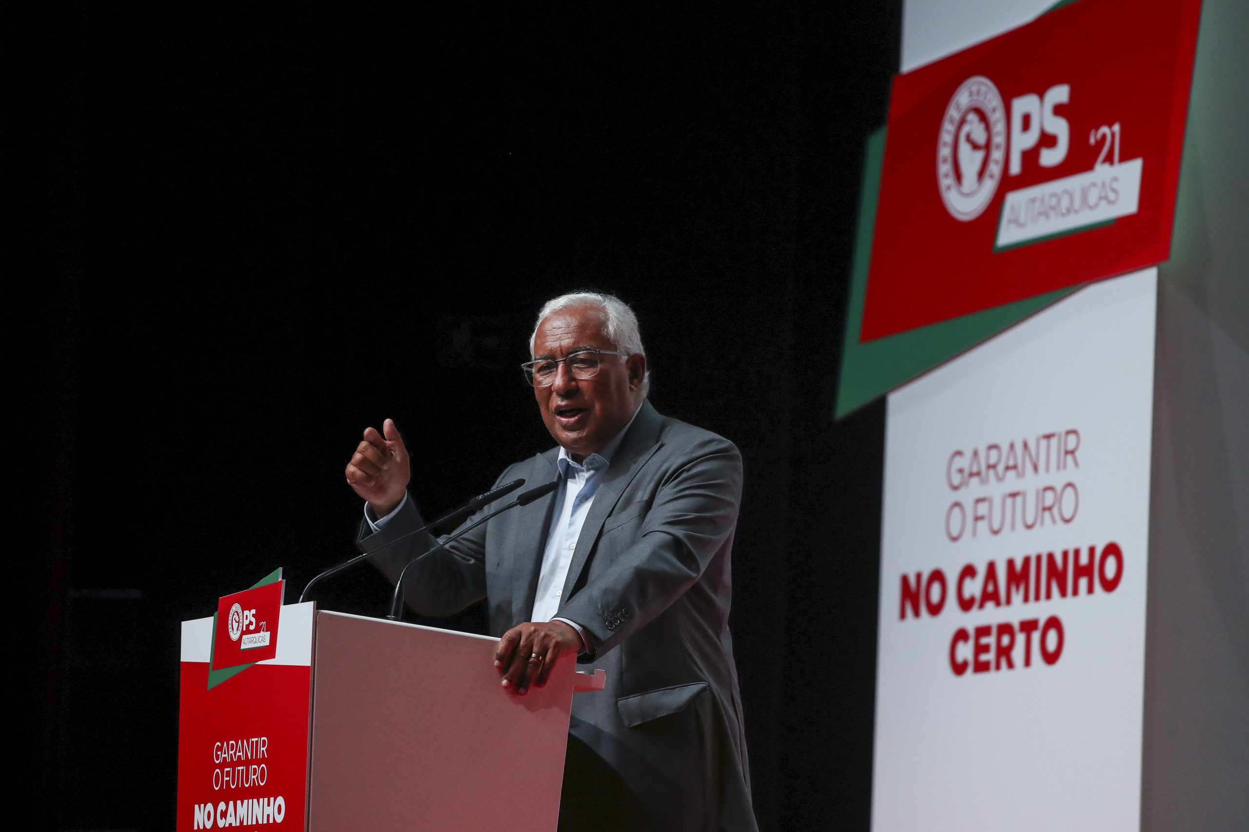 Costa critica PSD e CDS por terem dito a Bruxelas “que Portugal tinha estradas a mais”