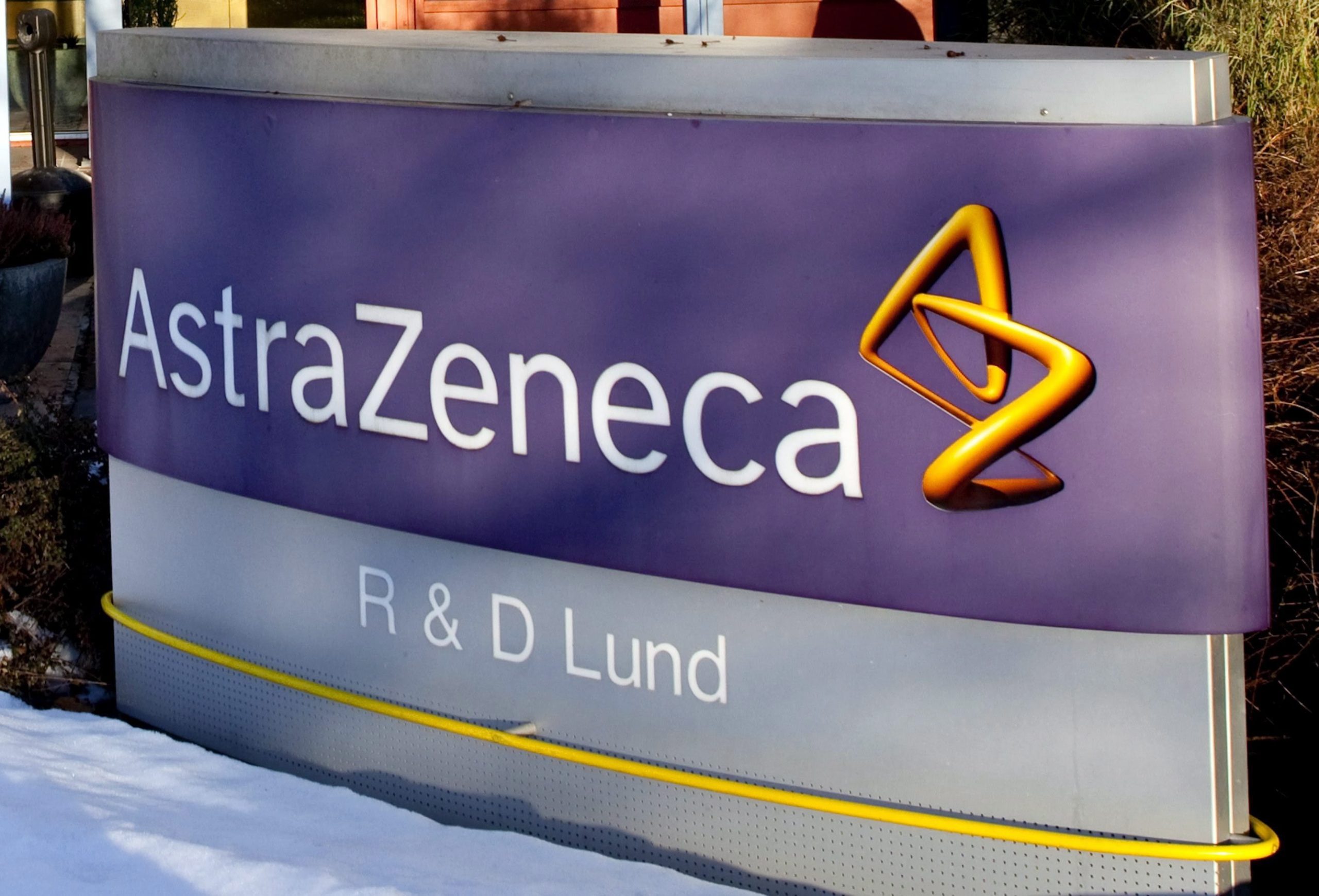 Covid-19: Bruxelas anuncia primeiro acordo para compra de possível vacina da AstraZeneca