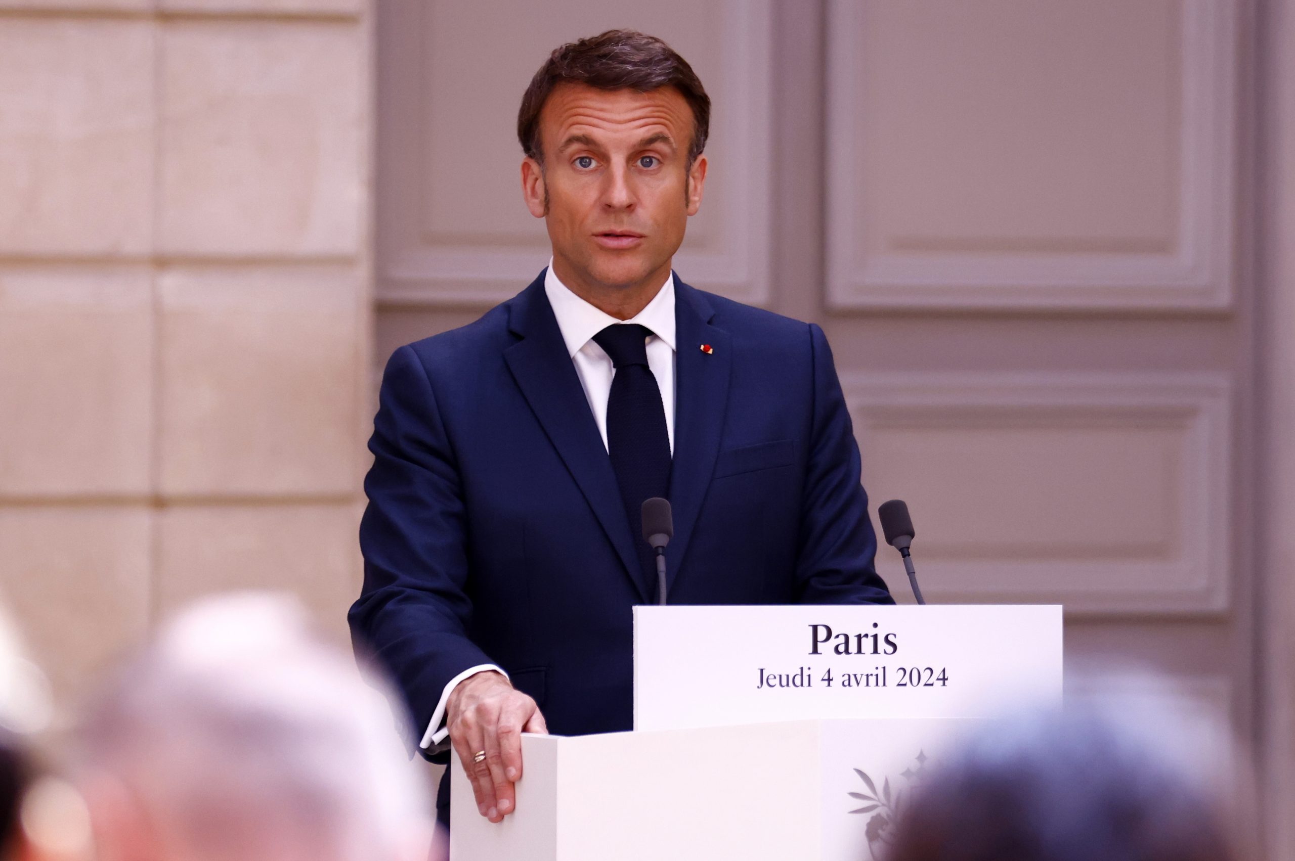 Macron critica “comentários bacocos e ameaçadores” da Rússia sobre atentado de Moscovo