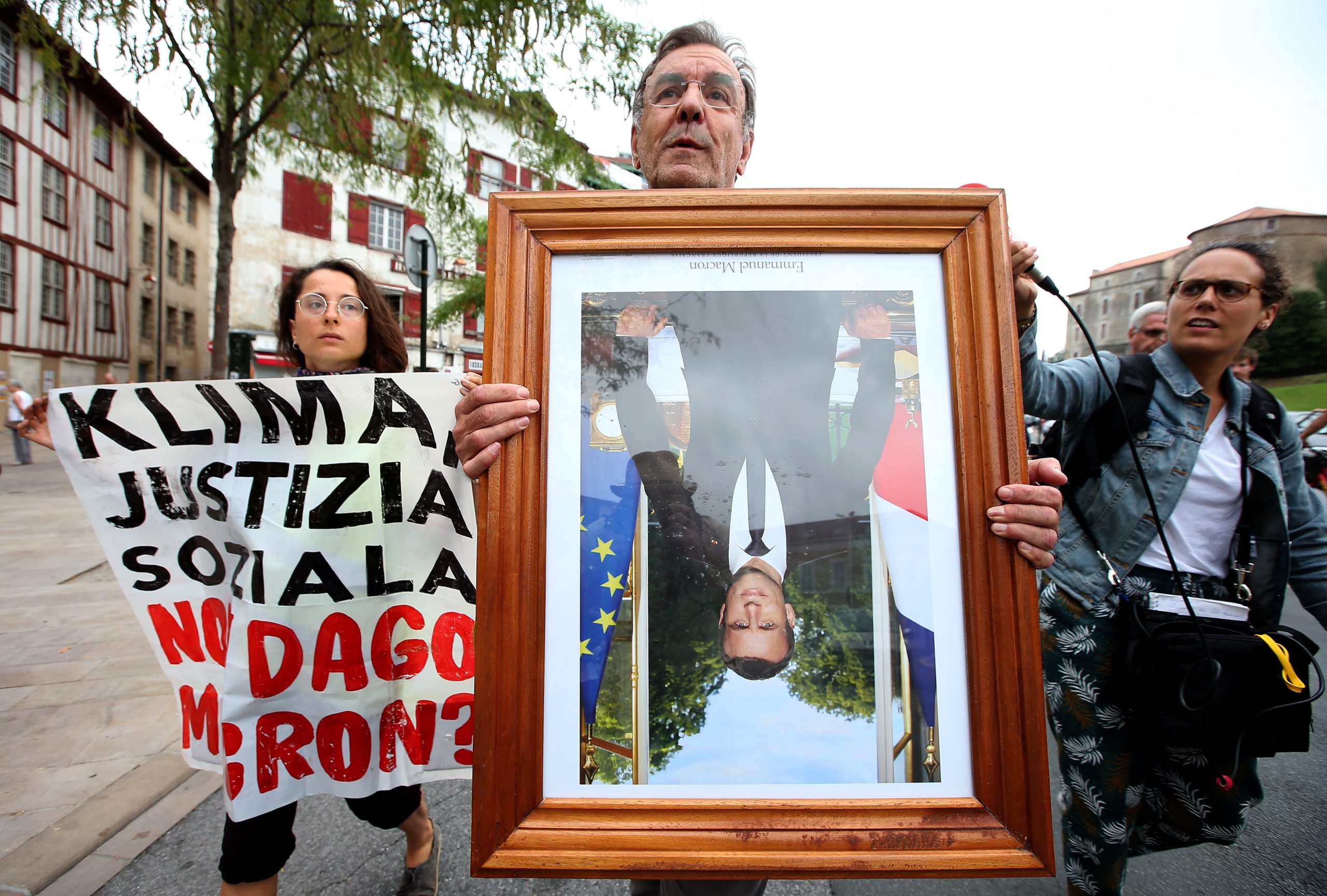 G7: Manifestantes pelo clima levam retratos oficiais de Macron roubados em autarquias