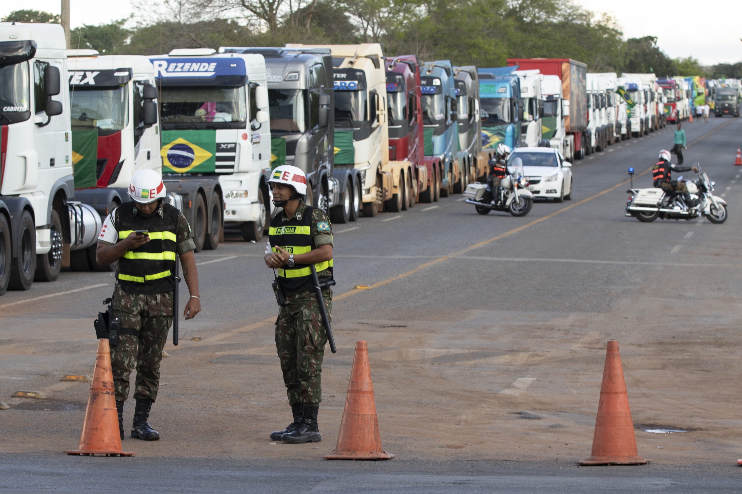 Tribunal manda polícia tirar os camiões estacionados em Brasília para protesto