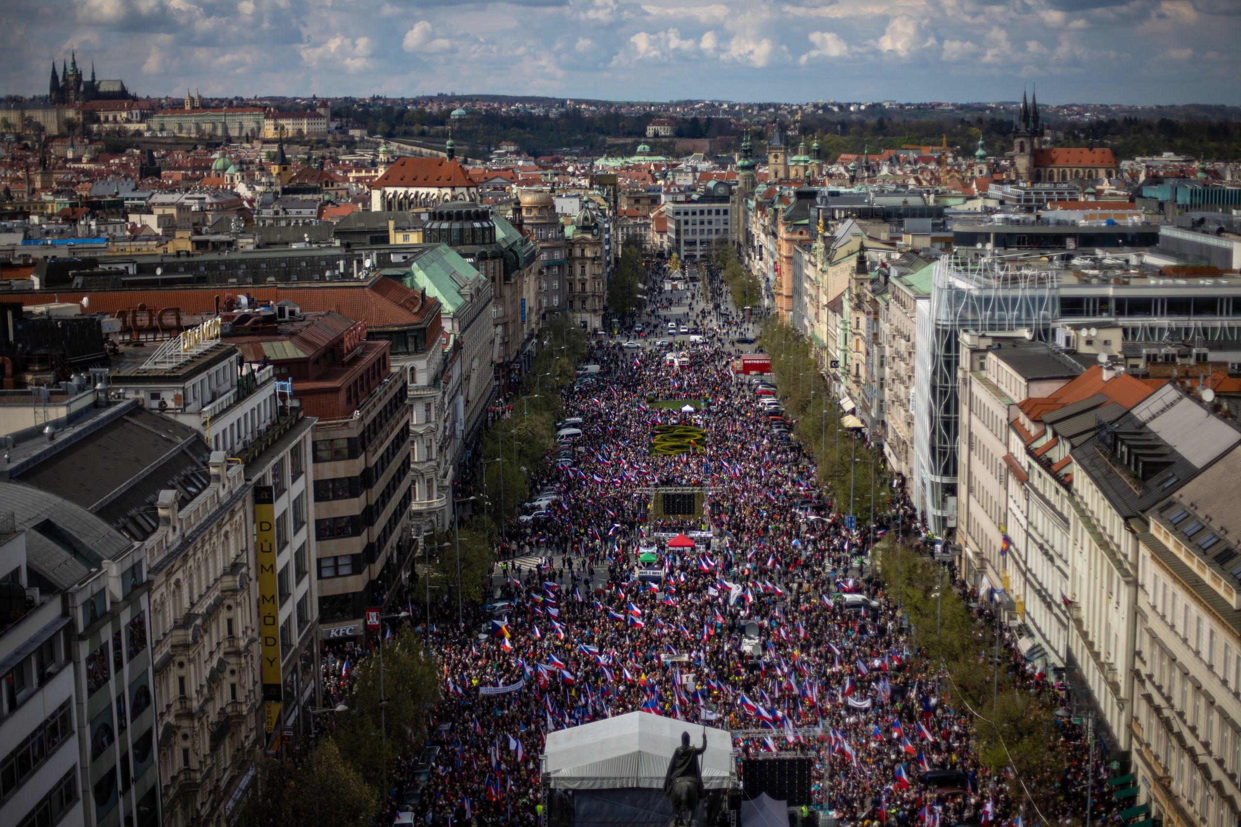 República Checa: milhares de pessoas nas ruas em protesto contra o governo