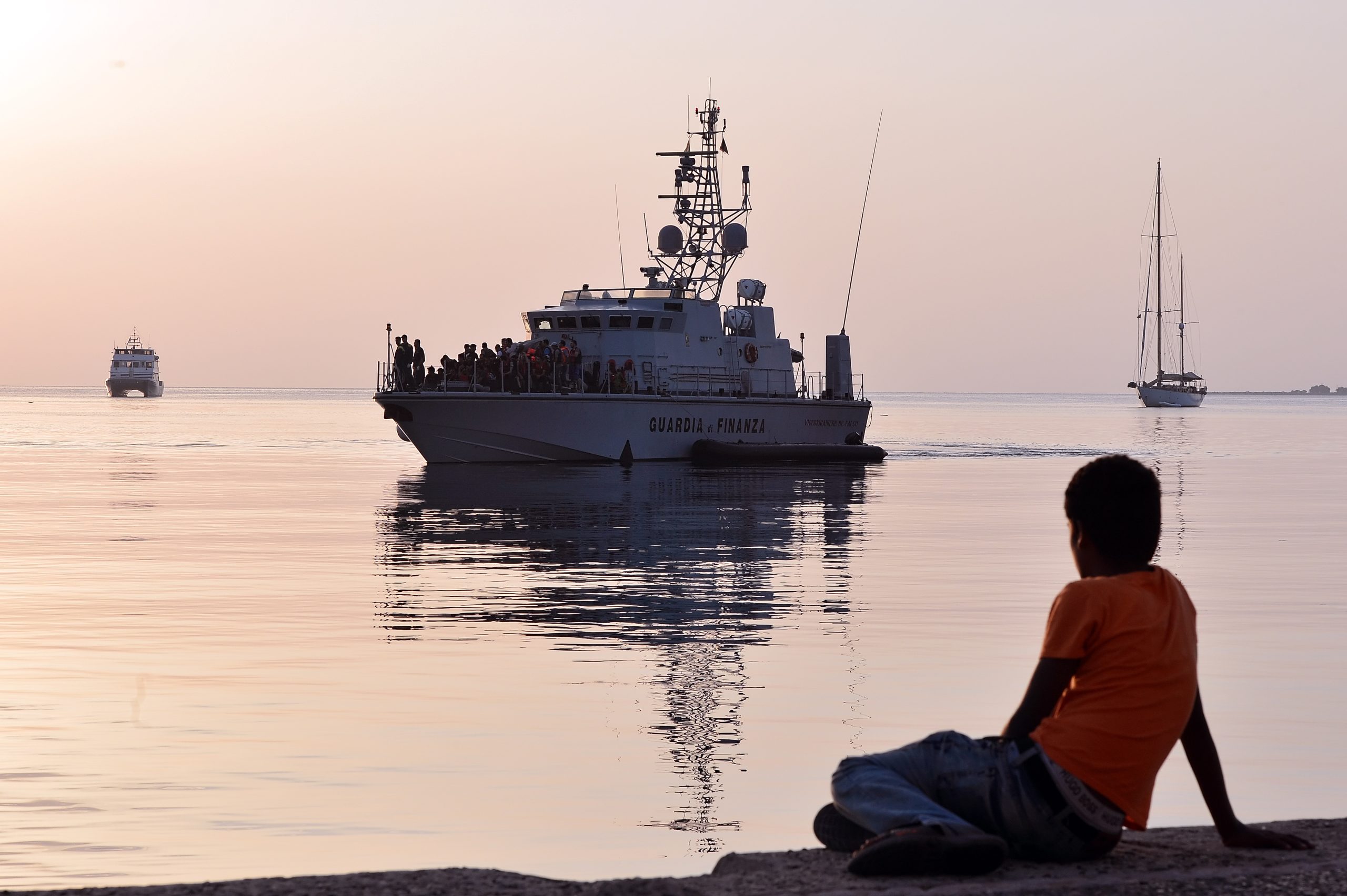 Polícia Marítima portuguesa resgata 48 migrantes em bote a afundar no Mar Egeu