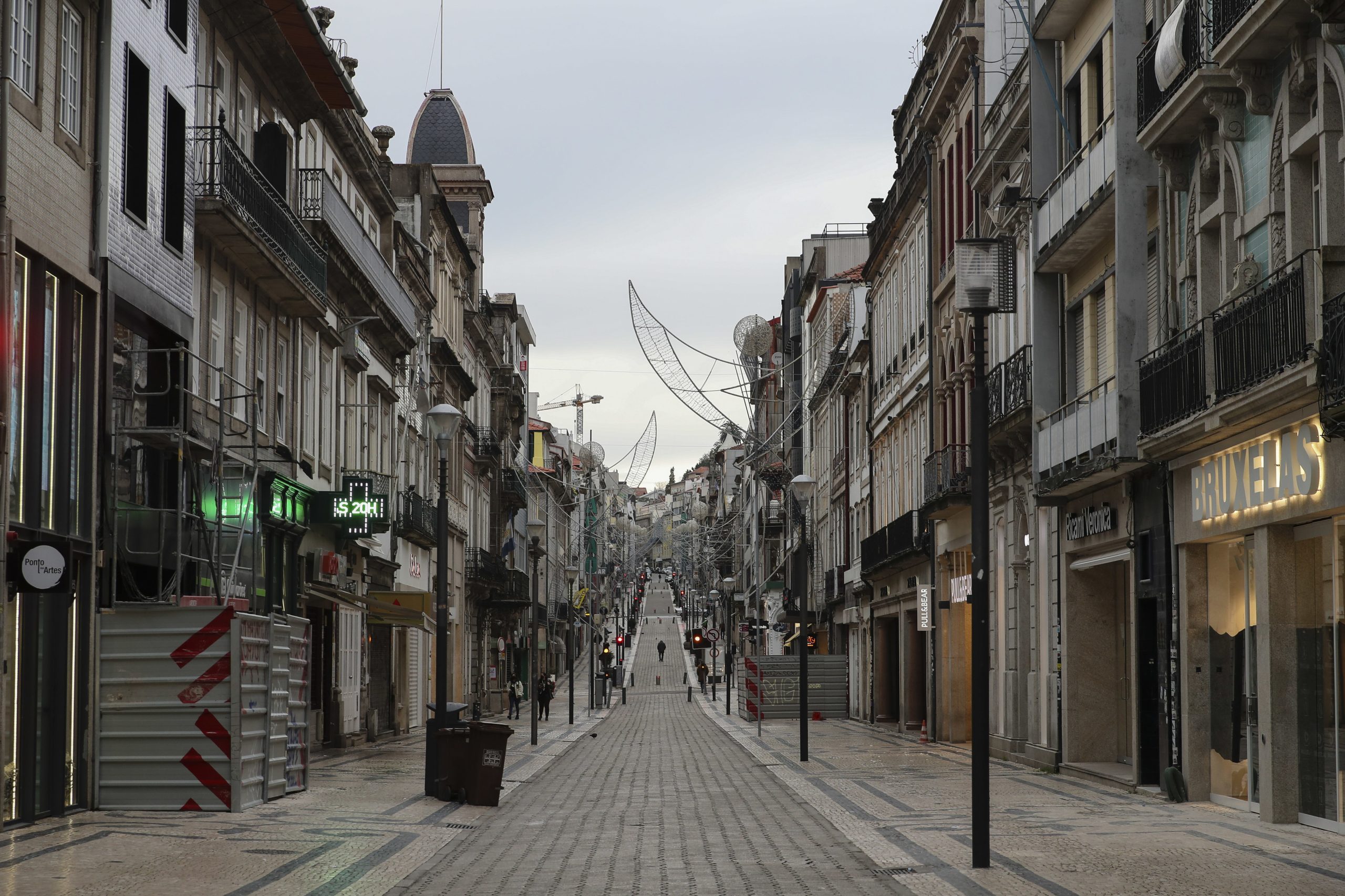 Moradores de prédio que aluiu no Porto já foram realojados