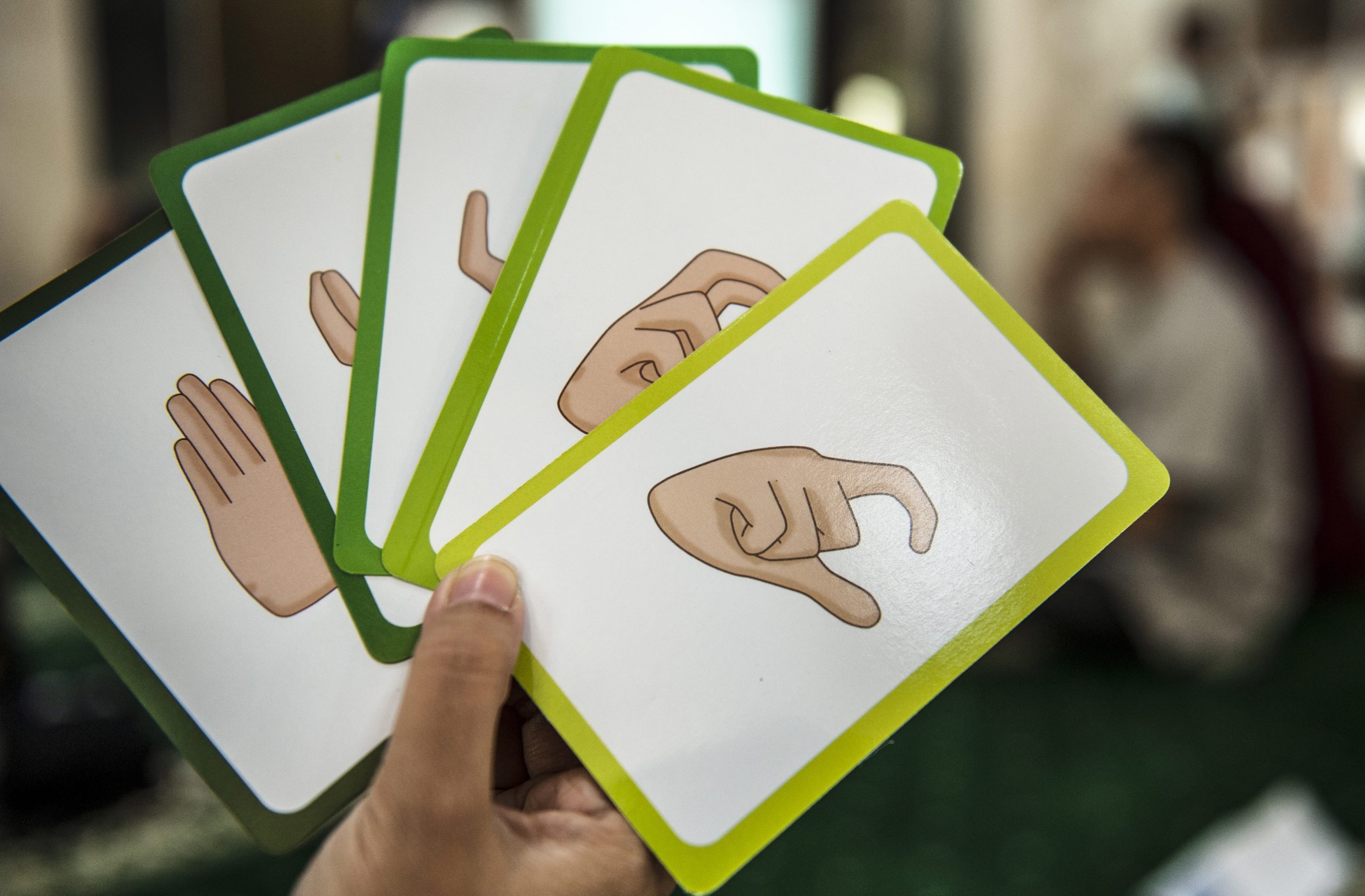 Faltam intérpretes de língua gestual para assegurar que surdos têm total acesso à comunicação