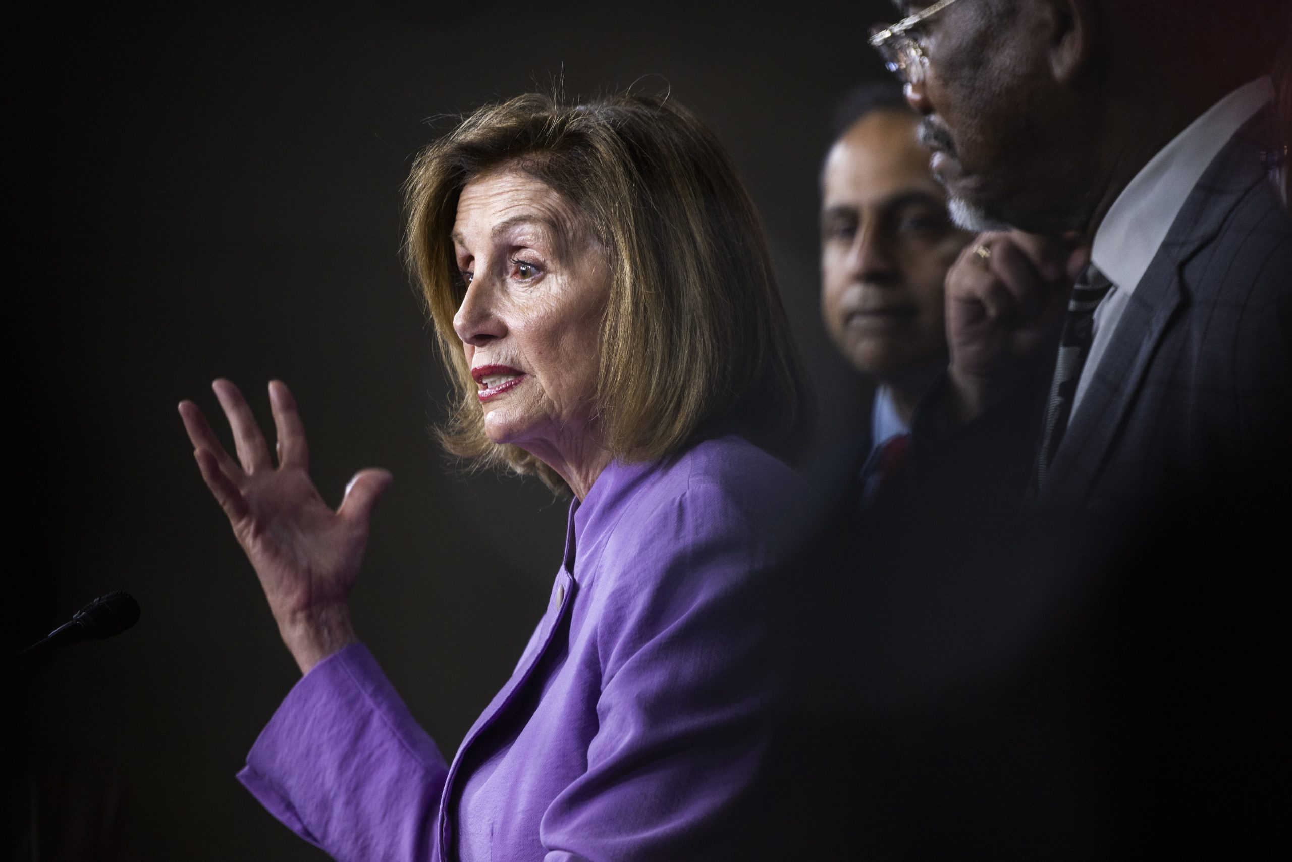 Invadiram a casa e atacaram “violentamente” o marido de Nancy Pelosi