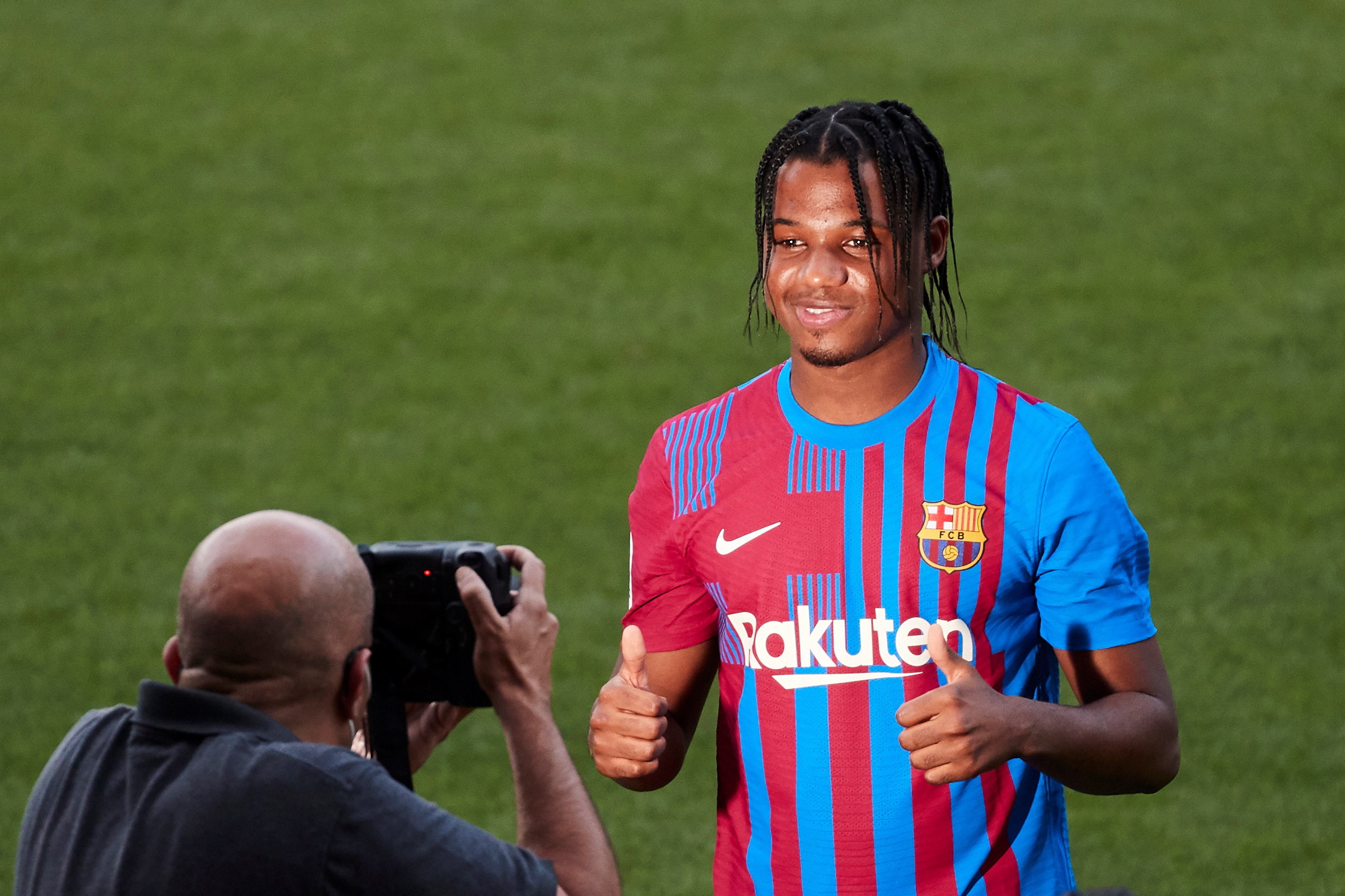 Ansu Fati volta a treinar com o plantel do FC Barcelona nove meses depois