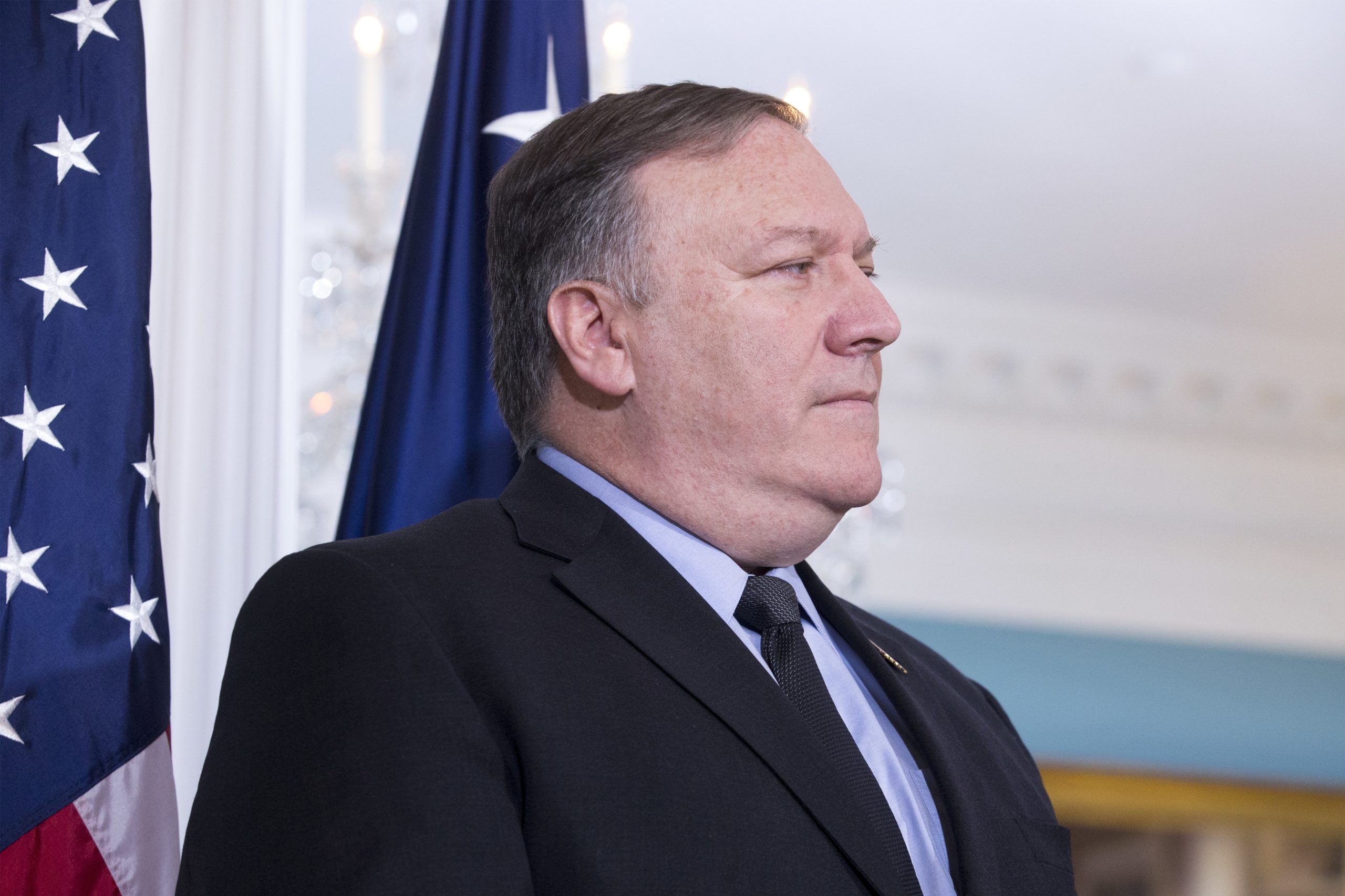 Mike Pompeo nega autoria de artigo anónimo sobre administração Trump
