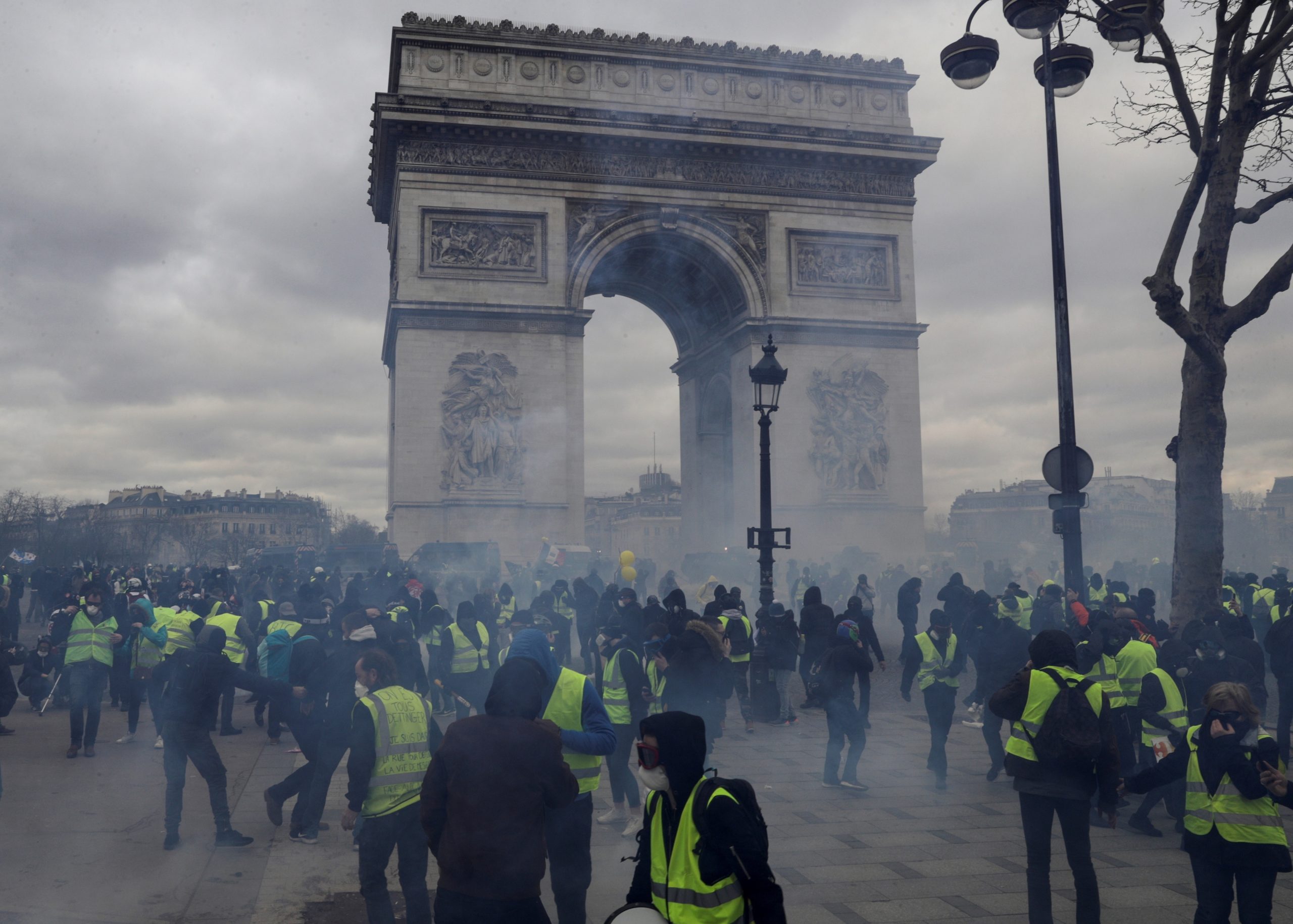 Coletes amarelos: Protestos voltam às ruas de Paris com registo de confrontos com a polícia e estragos pela cidade