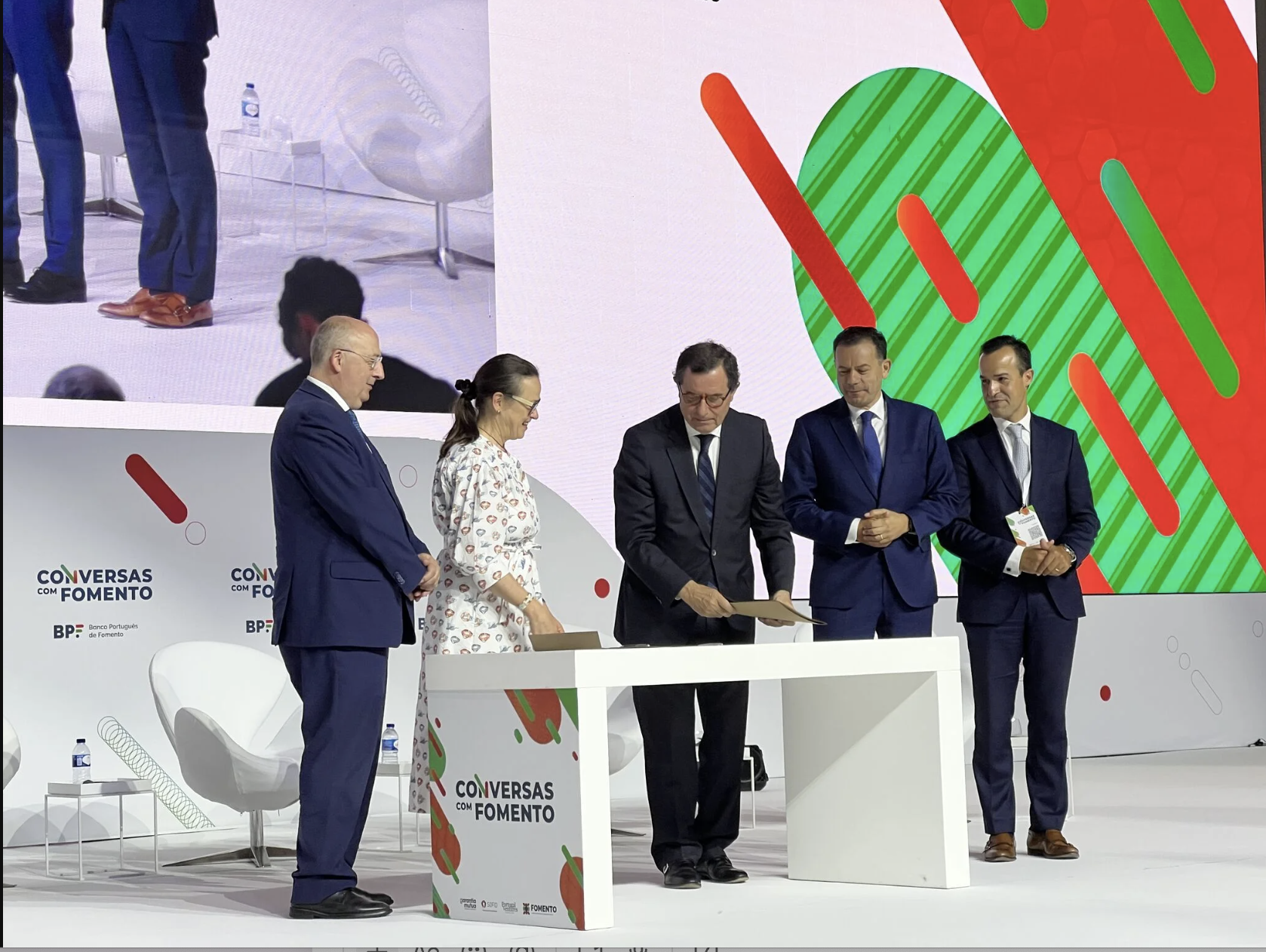 Marjut Falkstedt (FEI) e o primeiro-ministro, Luís Montenegro, assinam protocolo de 6,5 mil milhões de euros