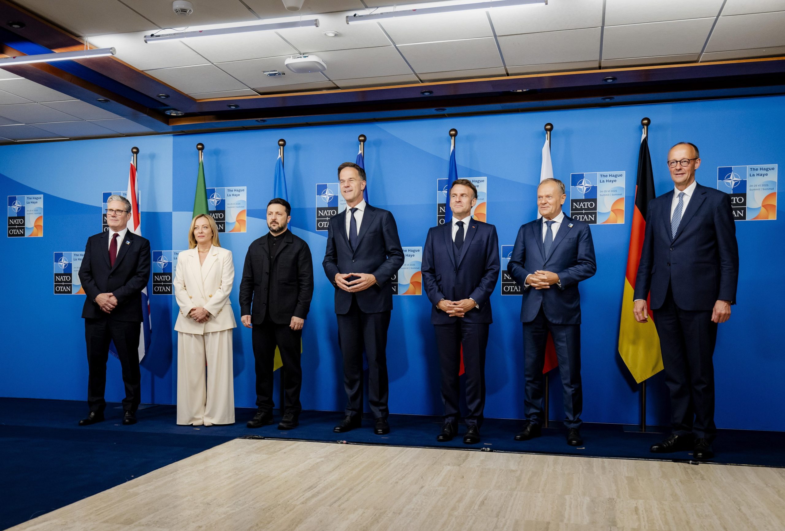 Zelensky leva comitiva de luxo à Casa Branca