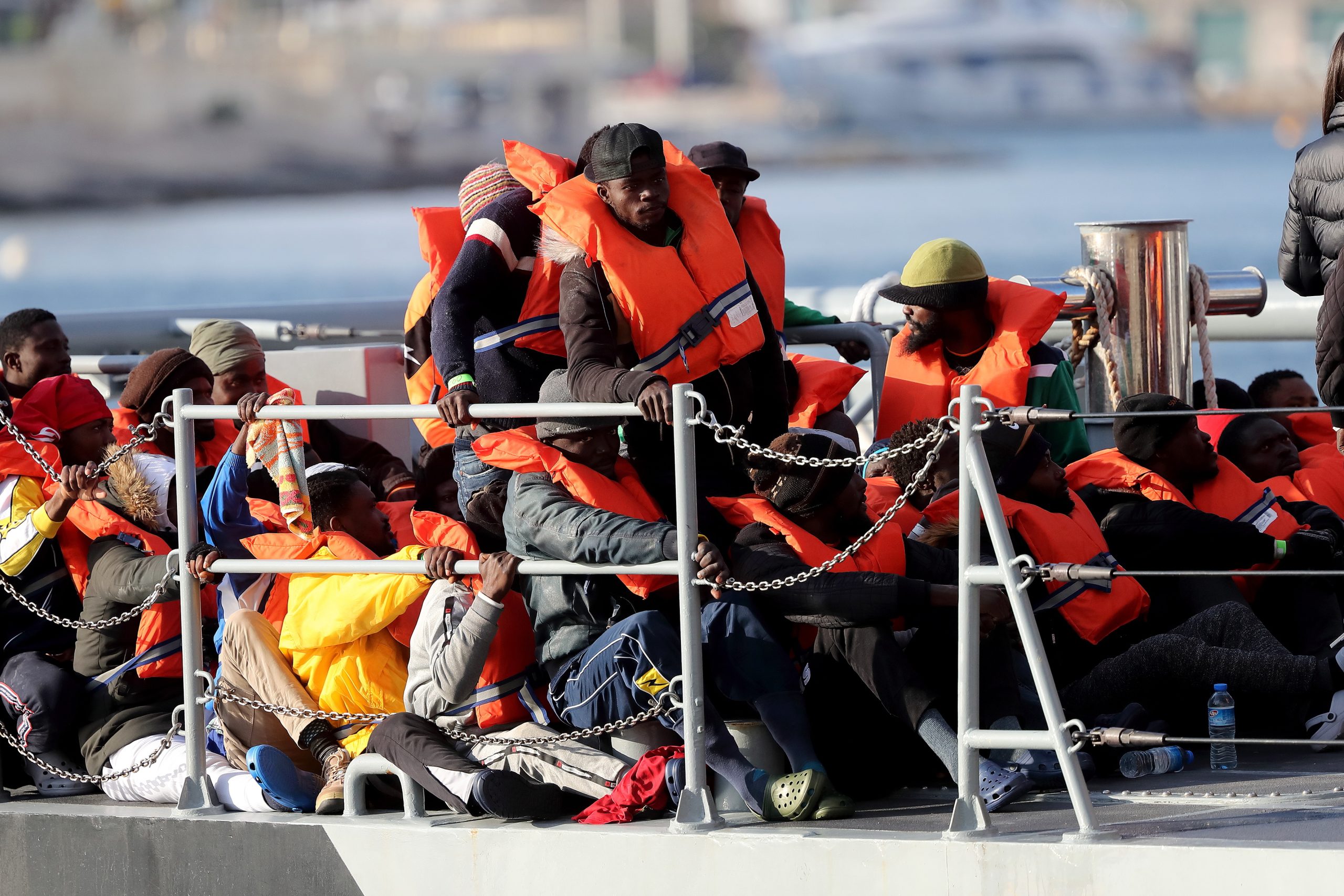 Itália recusa entrada a dois barcos que levam a bordo mais de 100 migrantes