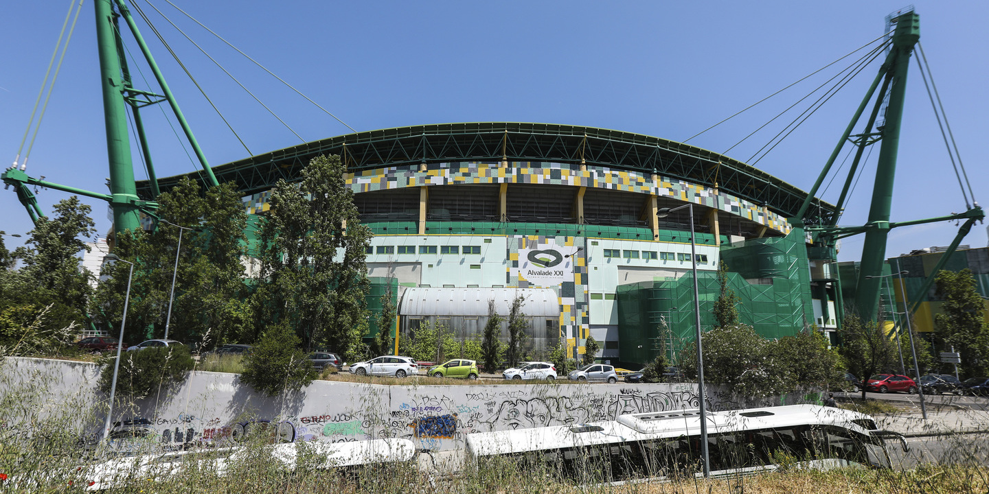Confrontos entre adeptos dentro e fora do estádio de Alvalade