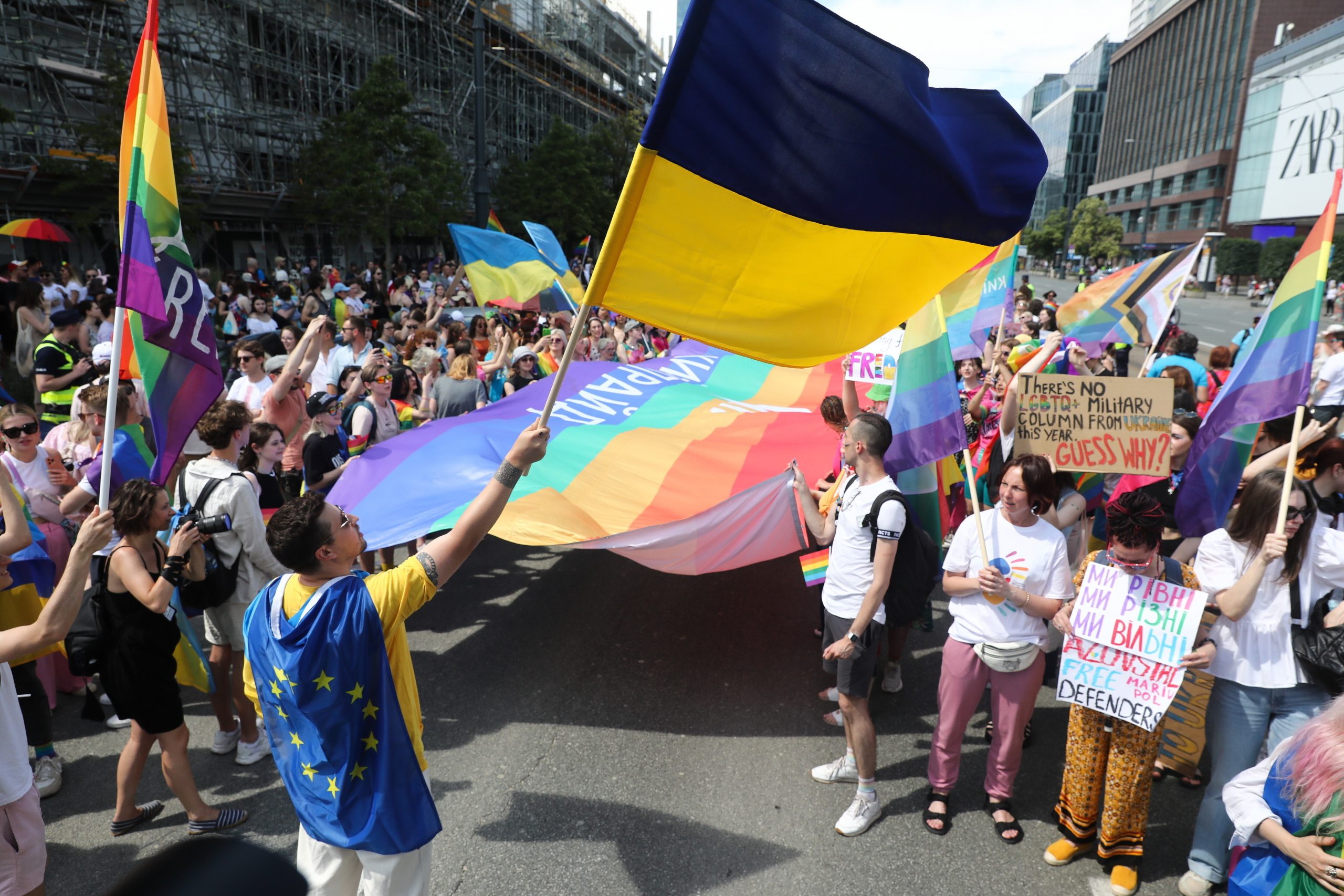 Marcha do Orgulho LGBT+ de Kiev junta-se a marcha pela paz na Polónia