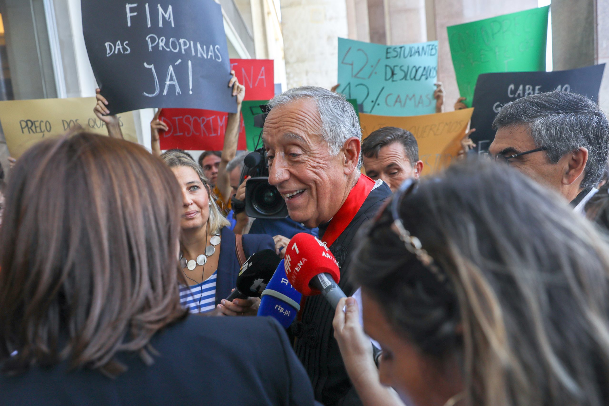 Marcelo abordado por alunos contra as propinas afirma que “está atento”
