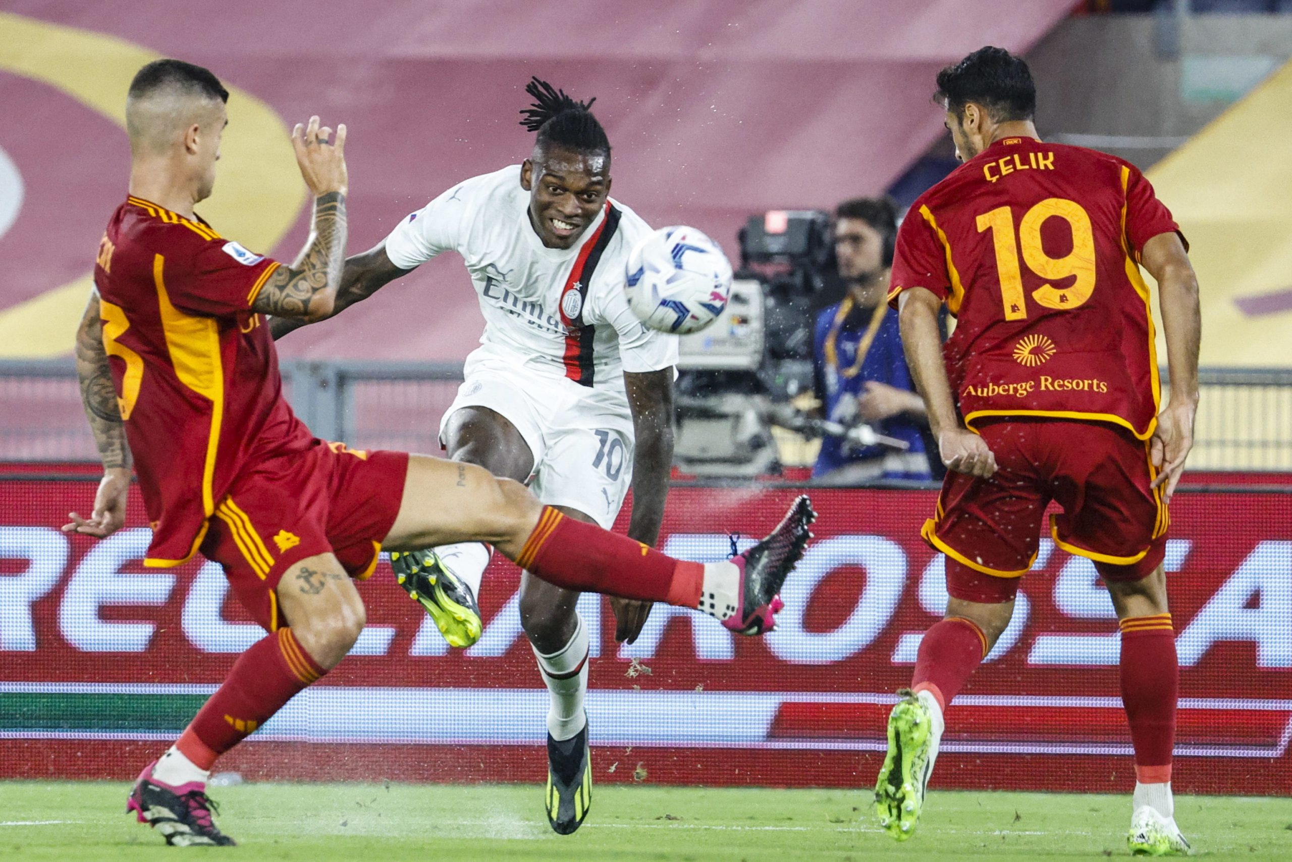 Rafael Leão marca no triunfo do AC Milan frente à Roma treinada por José Mourinho